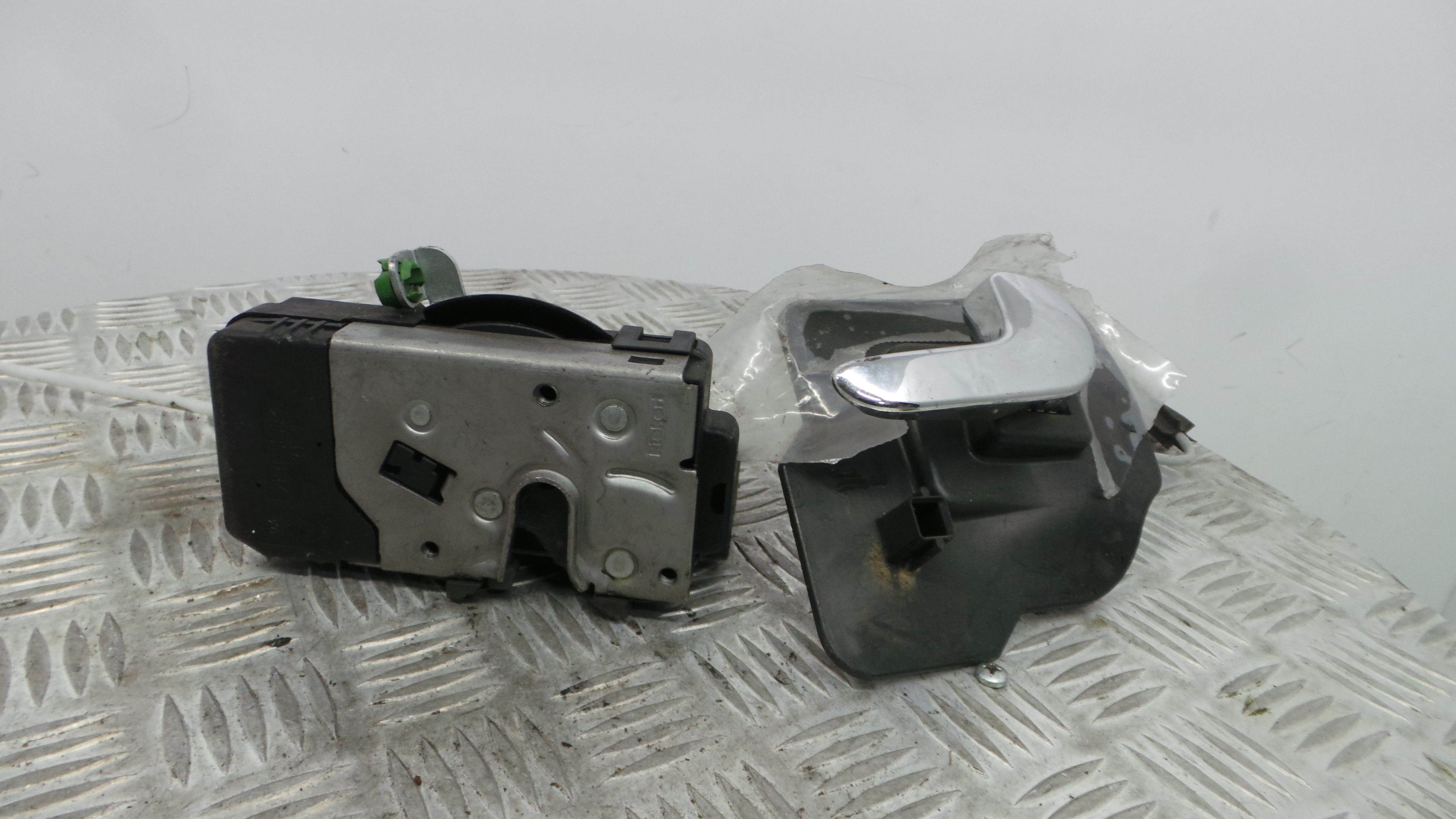 Fecho da Porta Frente Dto 13154792 - OPEL MERIVA A Veículo multiuso (X03)-33632737