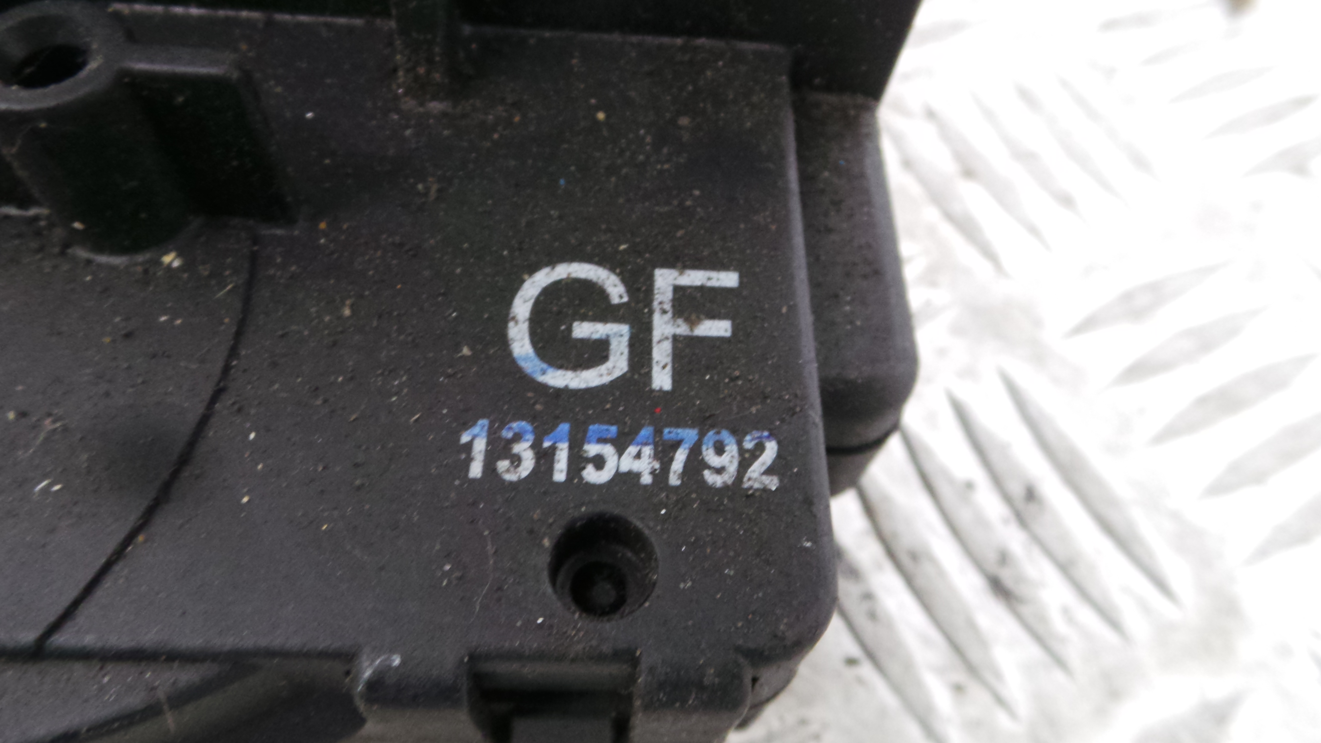 Fecho da Porta Frente Dto 13154792 - OPEL MERIVA A Veículo multiuso (X03)-33632737