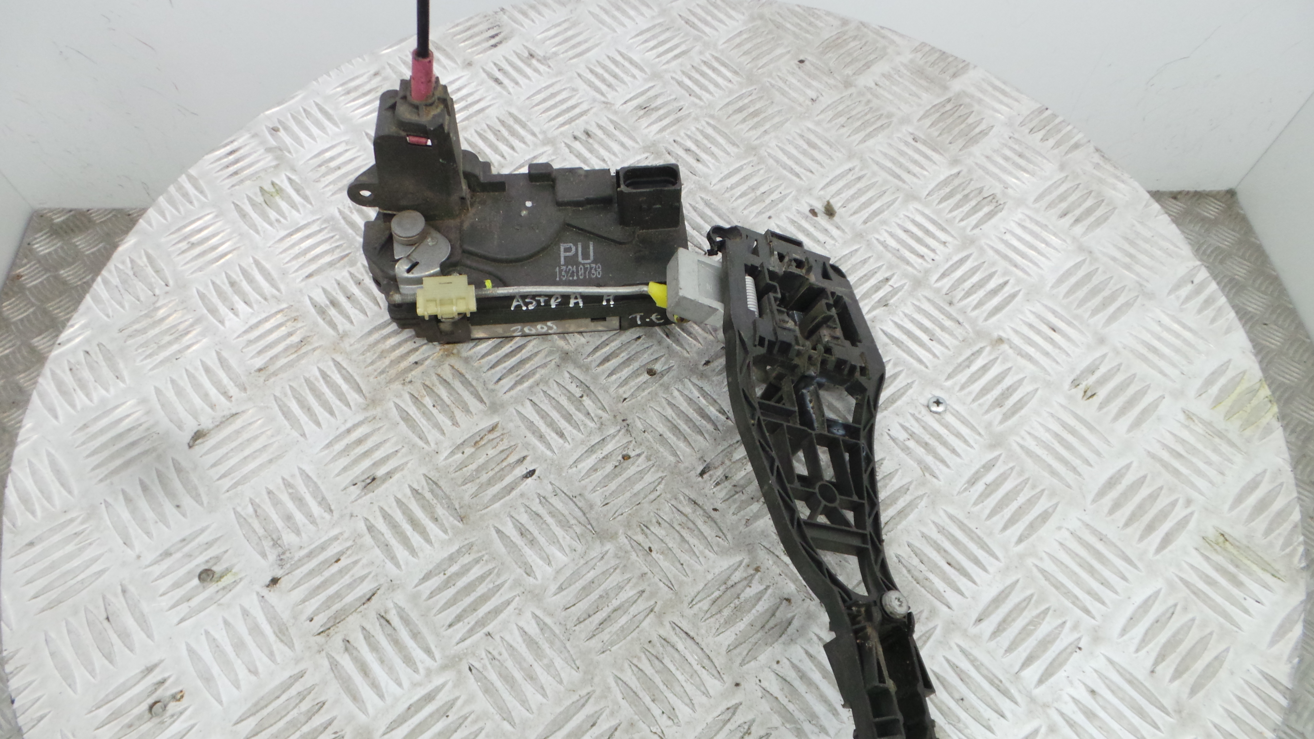 Fecho da Porta Trás Esq 13210738 - OPEL ASTRA H (A04)-33632744