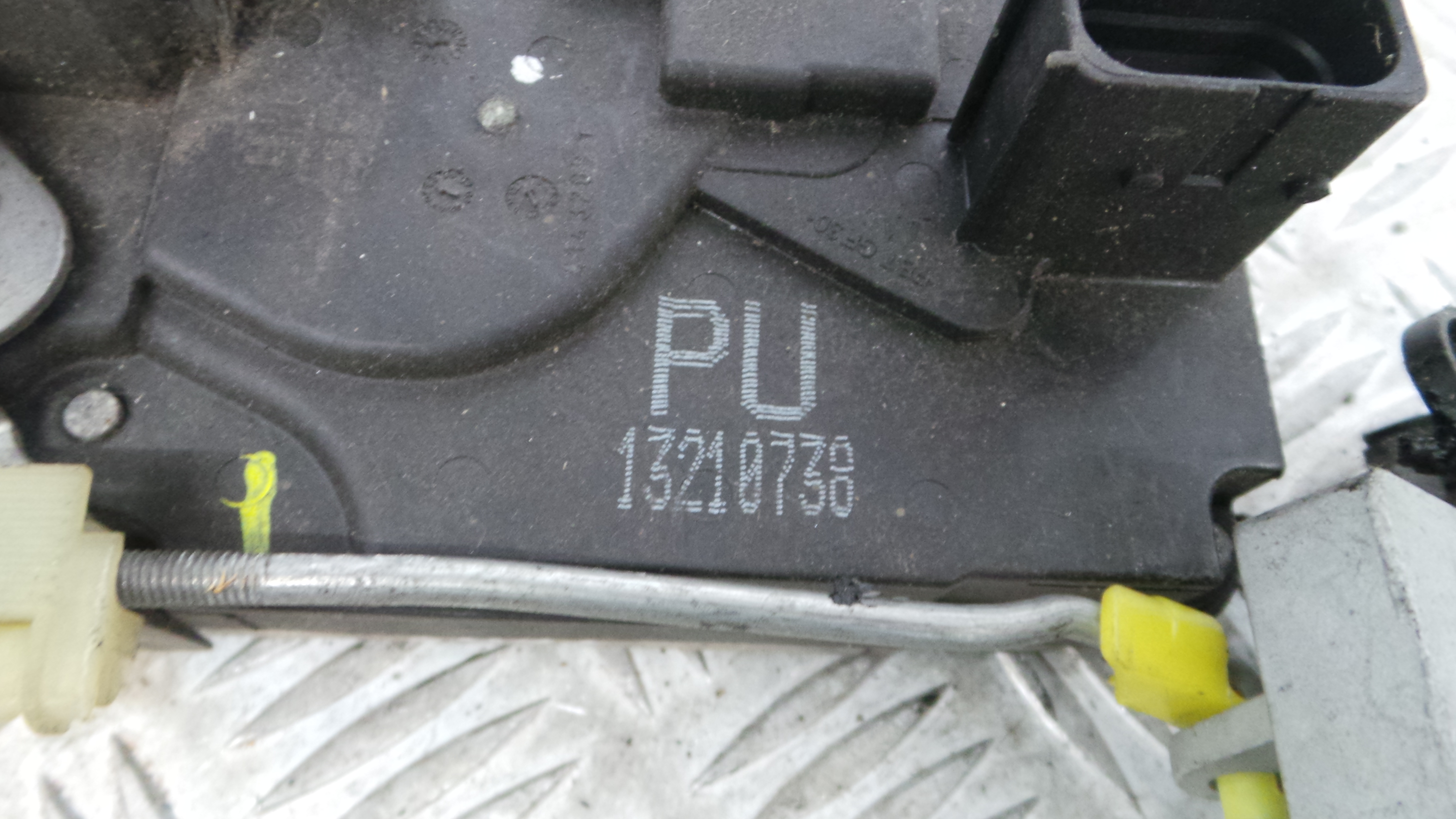 Fecho da Porta Trás Esq 13210738 - OPEL ASTRA H (A04)-33632744