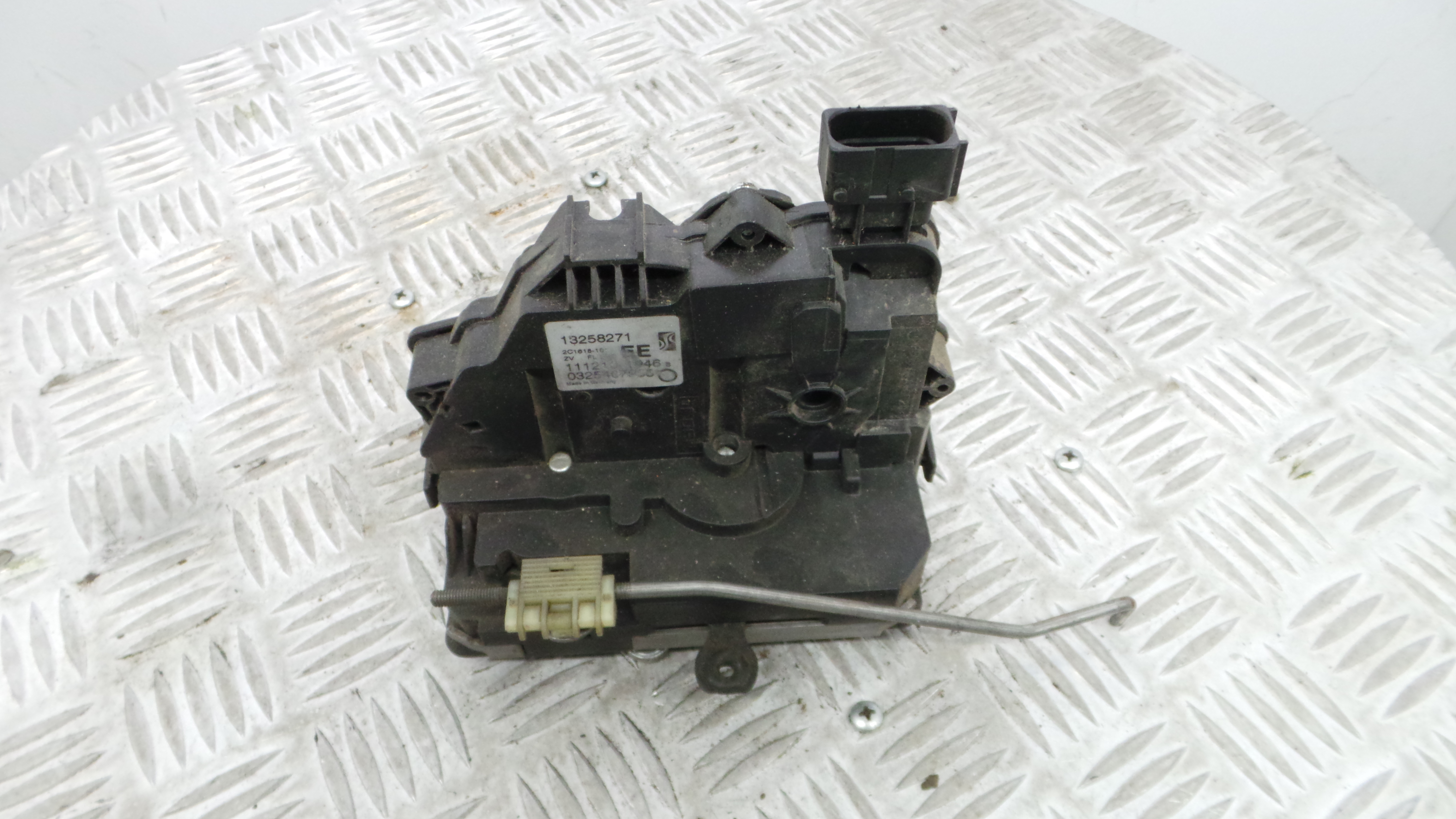 Fecho da Porta Frente Esq 13258271 - OPEL CORSA D (S07)-33632751