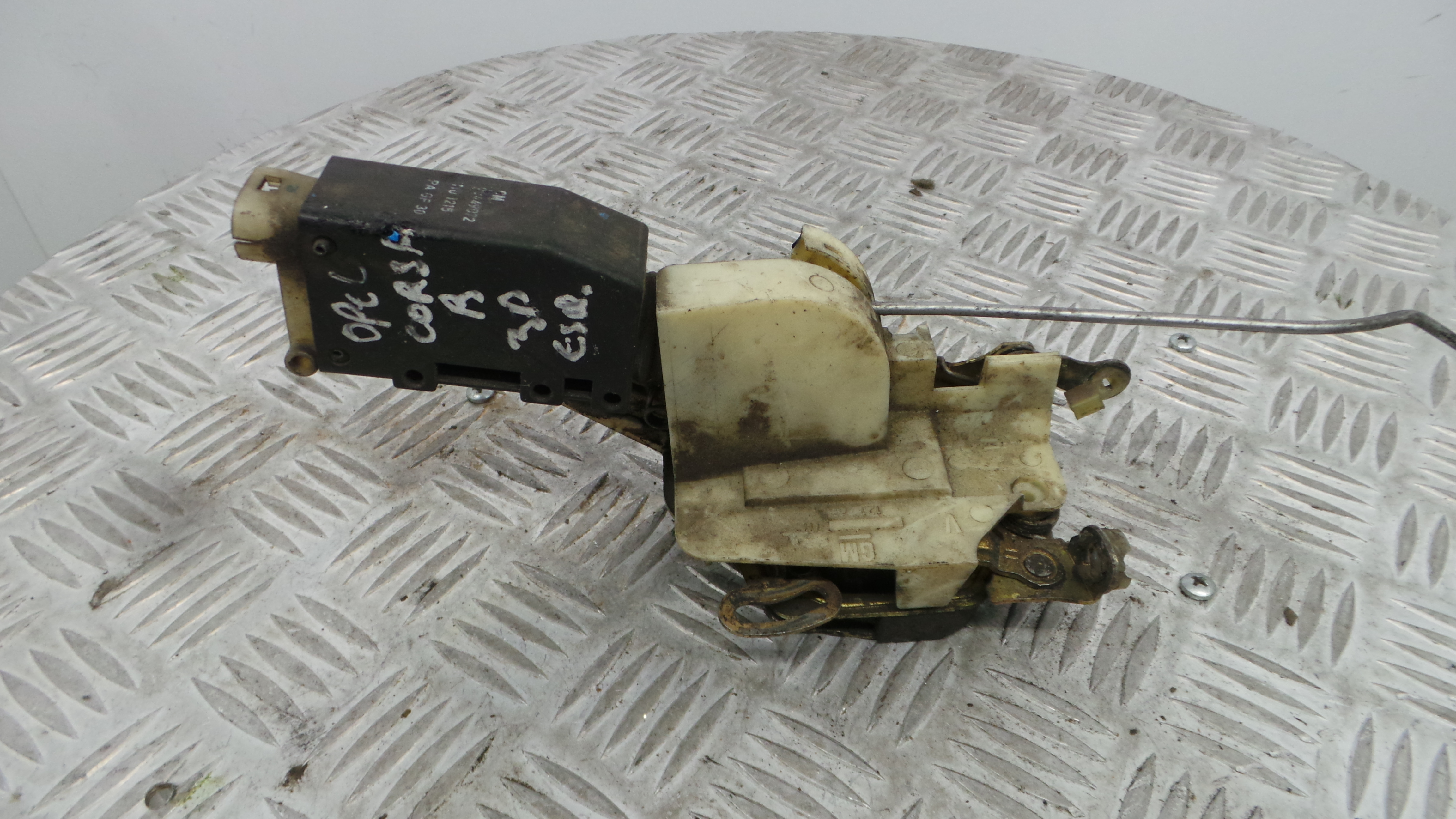 Fecho da Porta Esq 90451285 - OPEL CORSA B (S93)-33632758