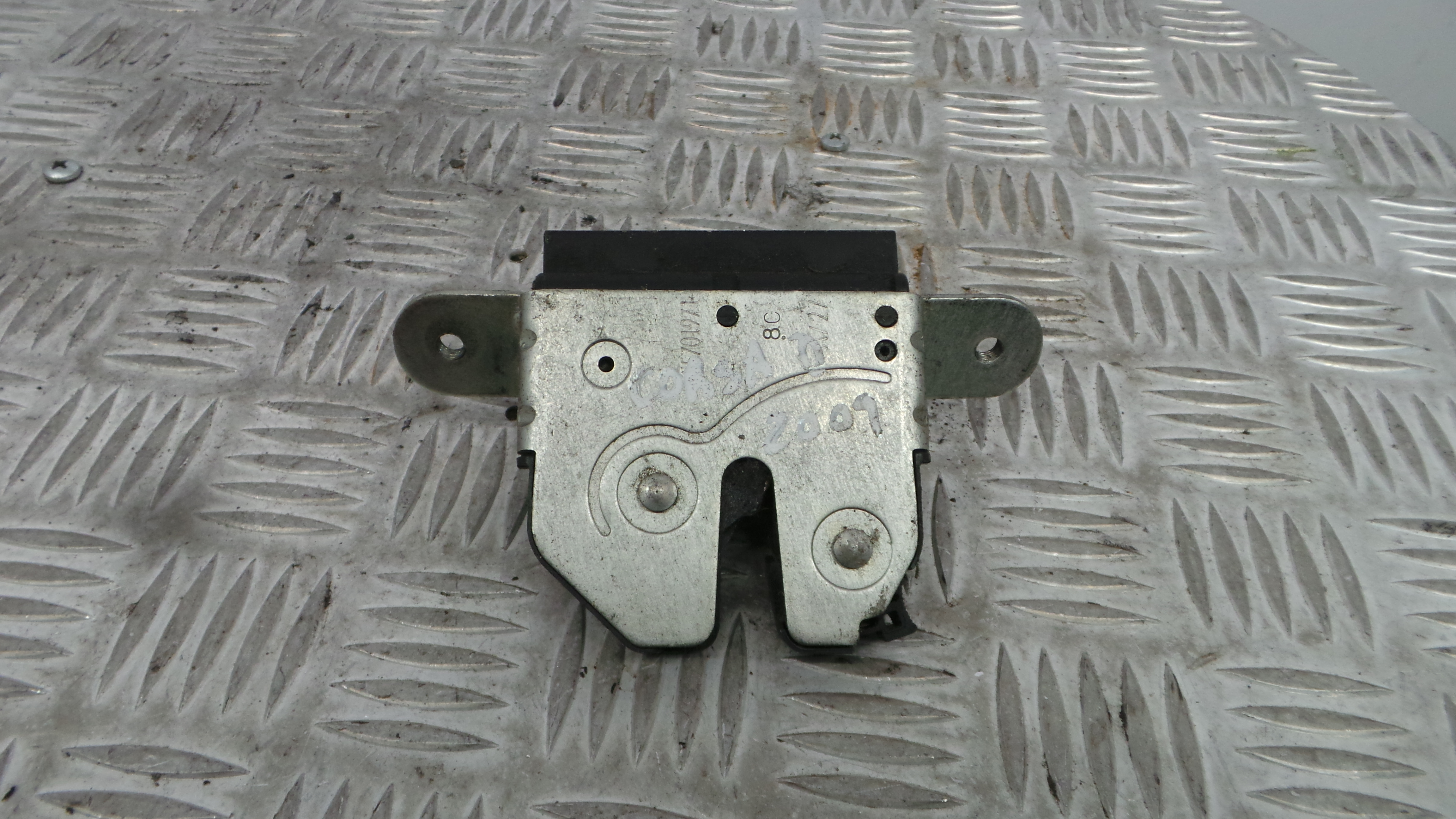 Fecho Mala  55701971 - OPEL CORSA D (S07)-33632773