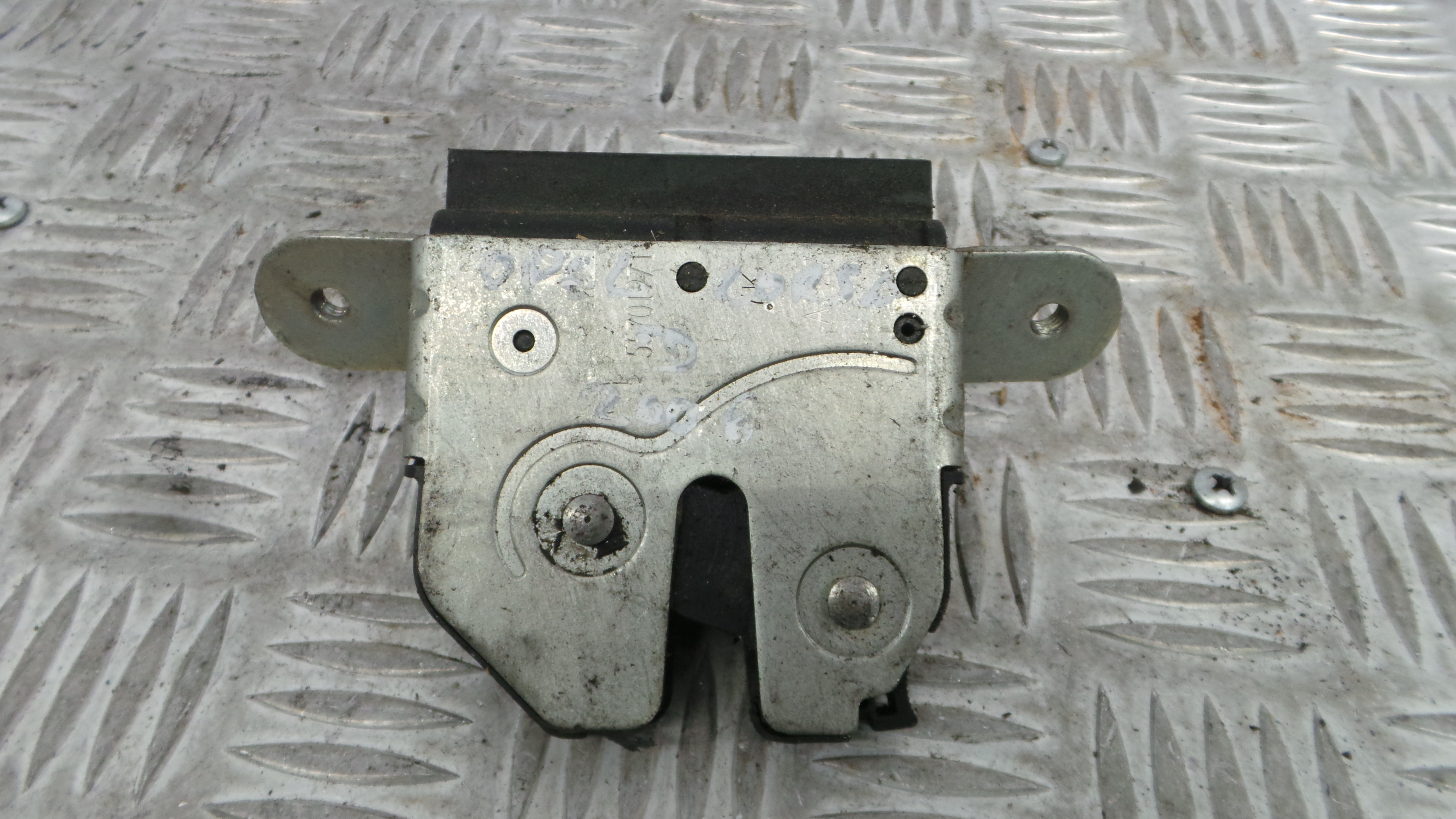 Fecho Mala  55701971 - OPEL CORSA D (S07)-33632777