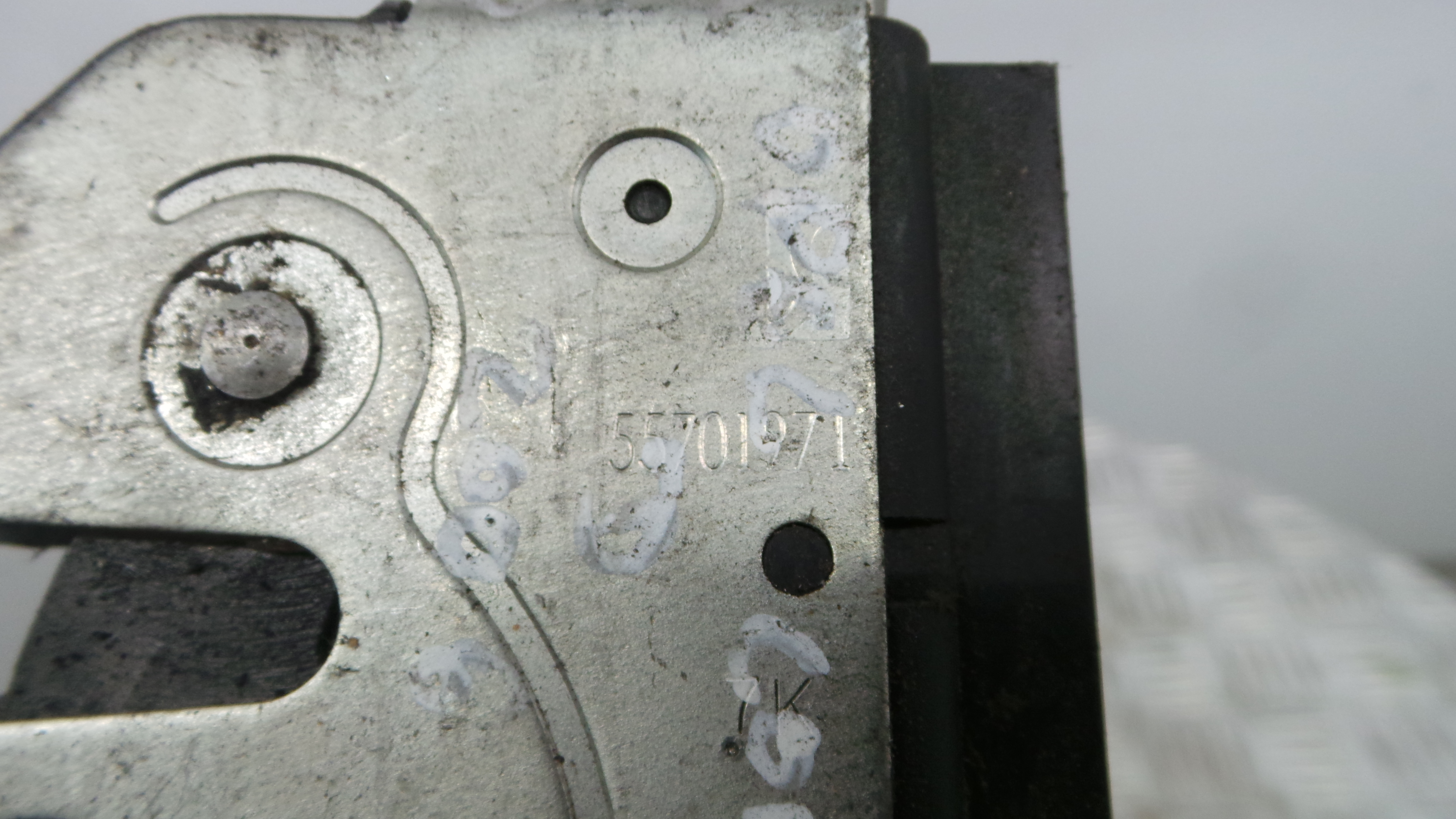 Fecho Mala  55701971 - OPEL CORSA D (S07)-33632777