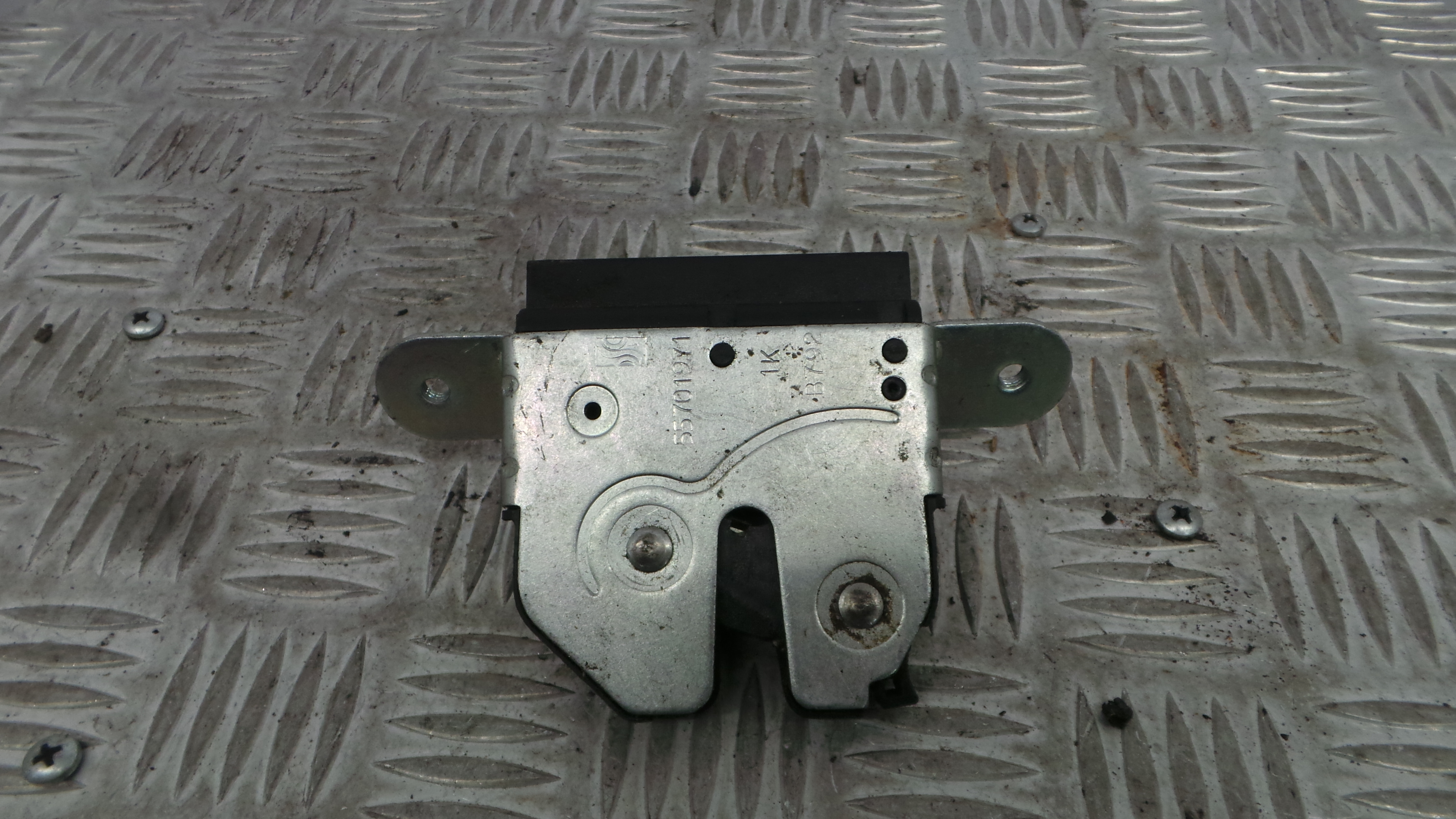 Fecho Mala  55701971 - OPEL CORSA D (S07)-33632786