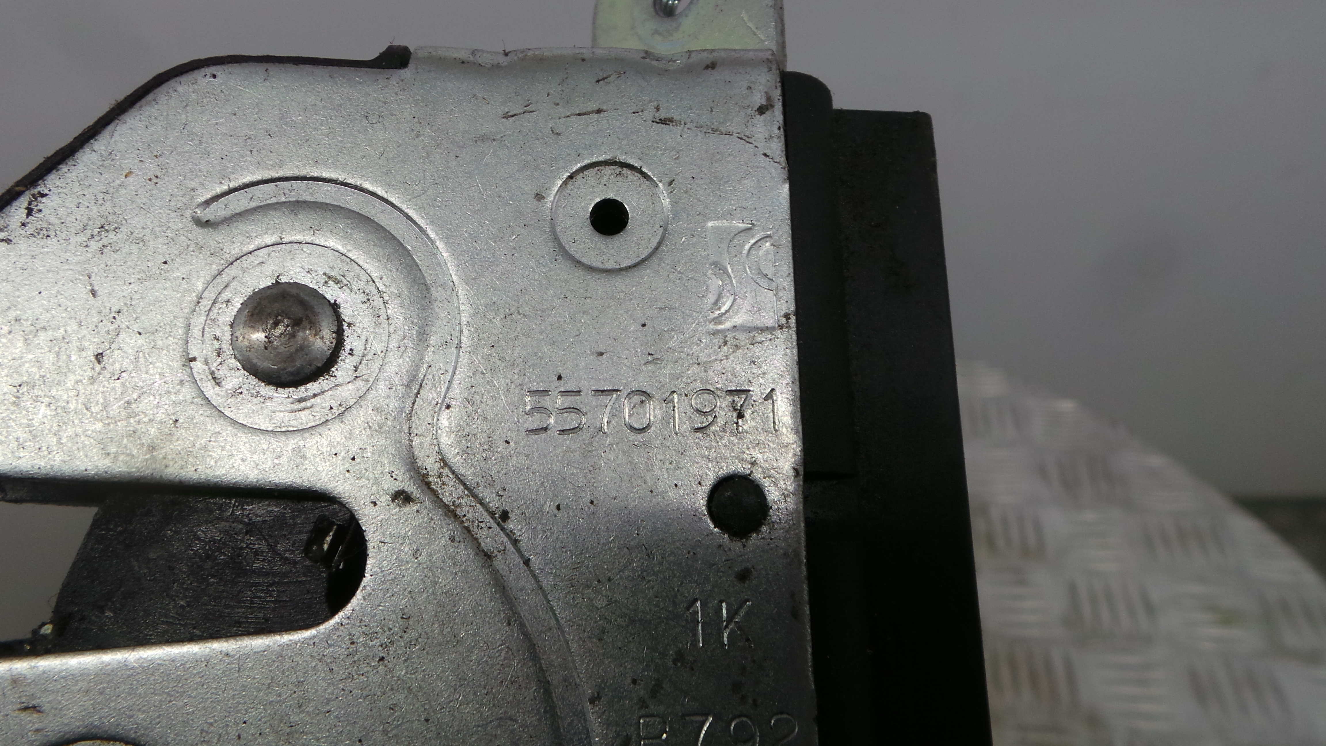 Fecho Mala  55701971 - OPEL CORSA D (S07)-33632786