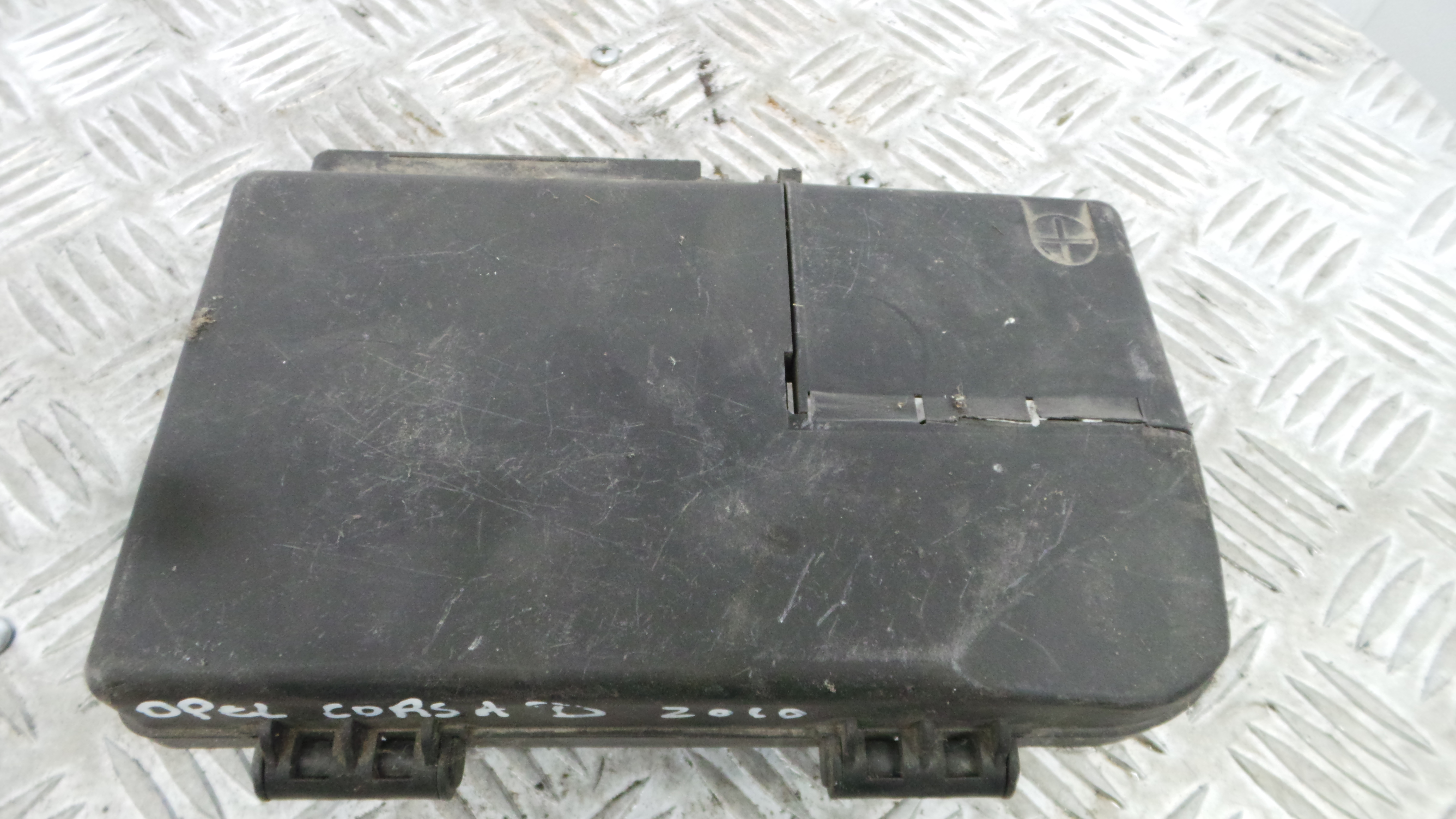 Caixa dos Fusíveis / BSI / UCH / SAM 1718433 - OPEL CORSA D (S07)-33634352 Caixa dos Fusíveis / BSI / UCH / SAM 1718433 - OPEL CORSA D (S07)-33634352