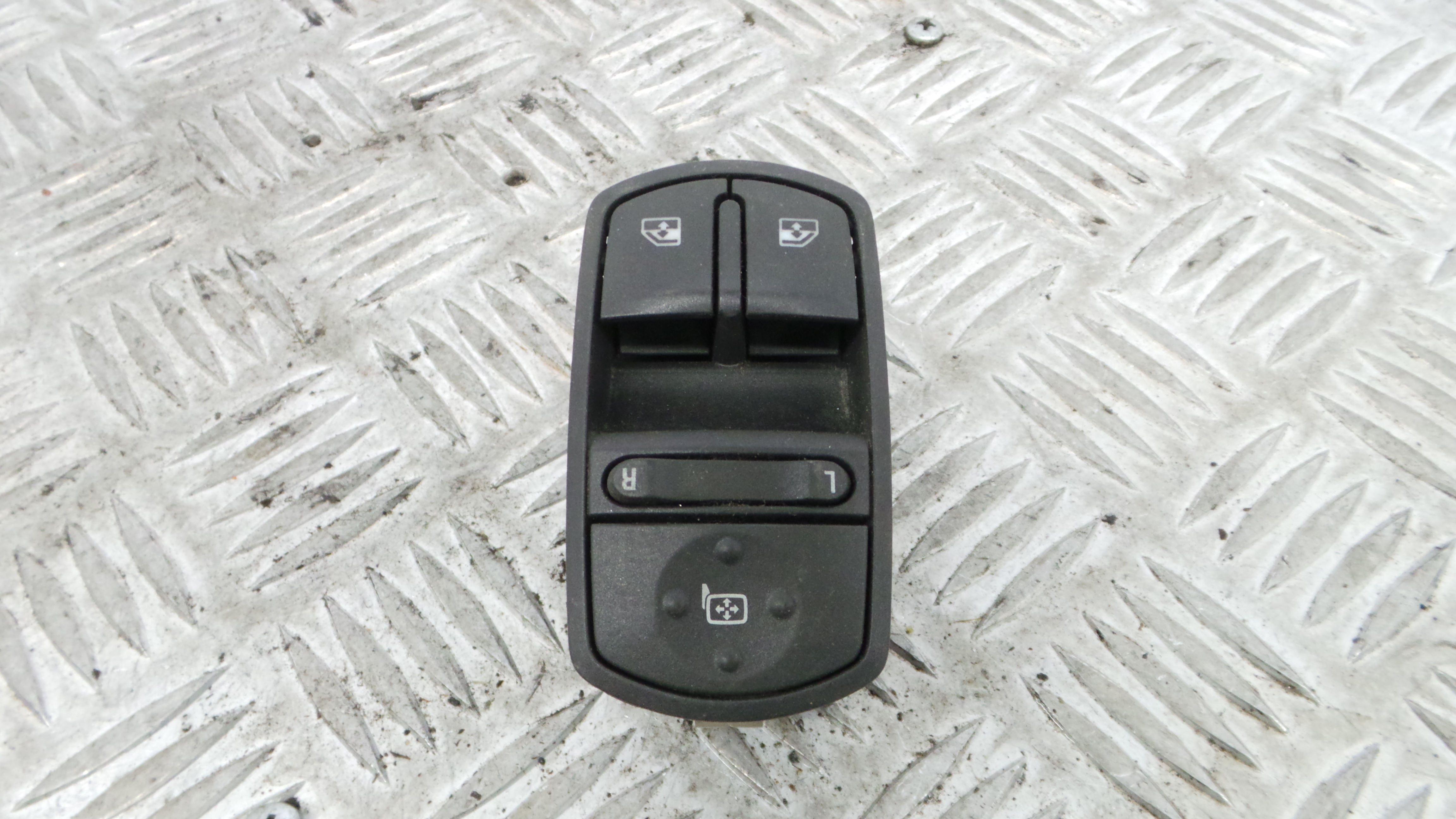 Interruptor / Comando Elevador Vidro Frente Esq  13258521 - OPEL CORSA D (S07)-33635048