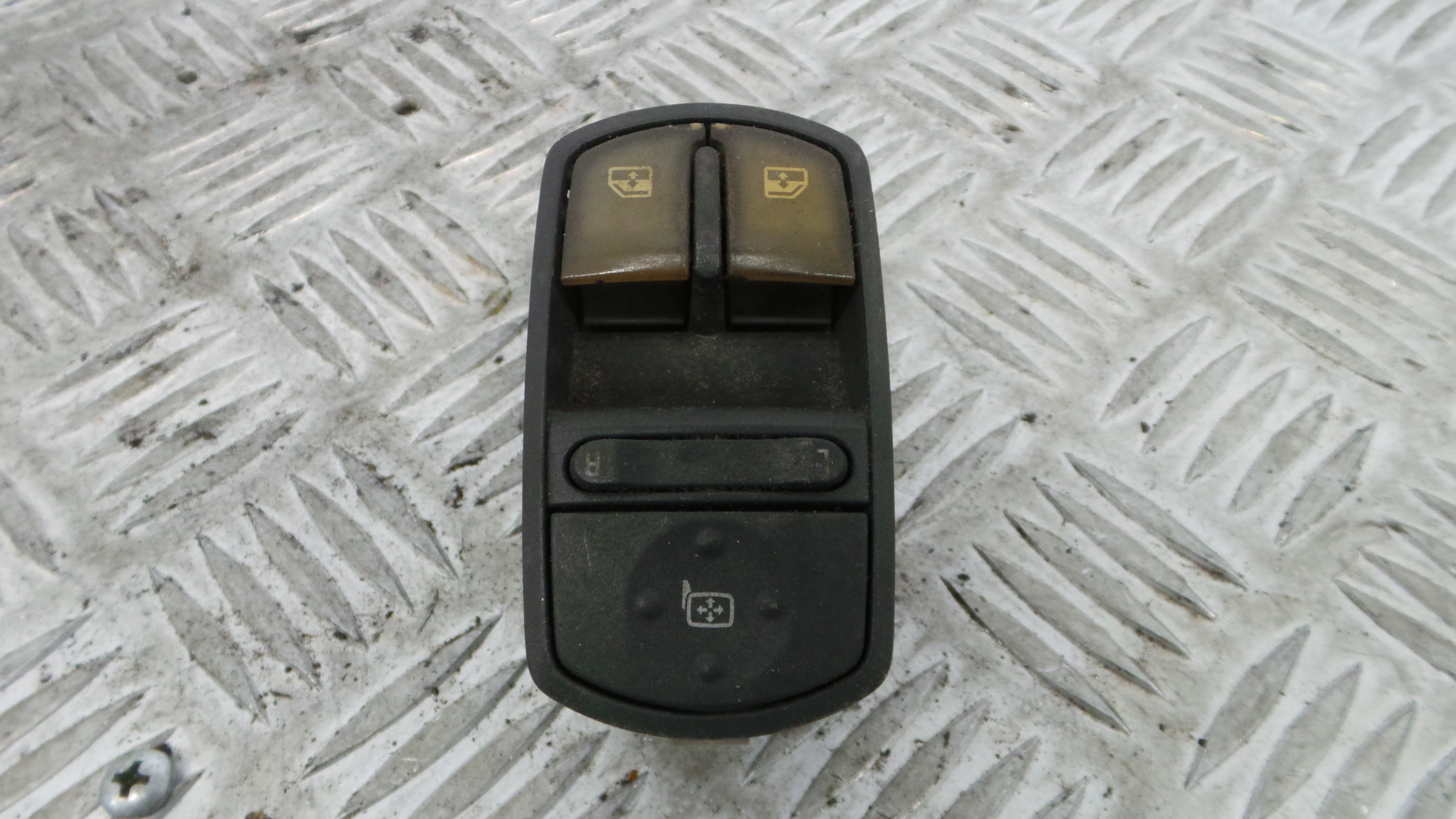 Interruptor / Comando Elevador Vidro Frente Esq  13258522 - OPEL CORSA D (S07)-33635051
