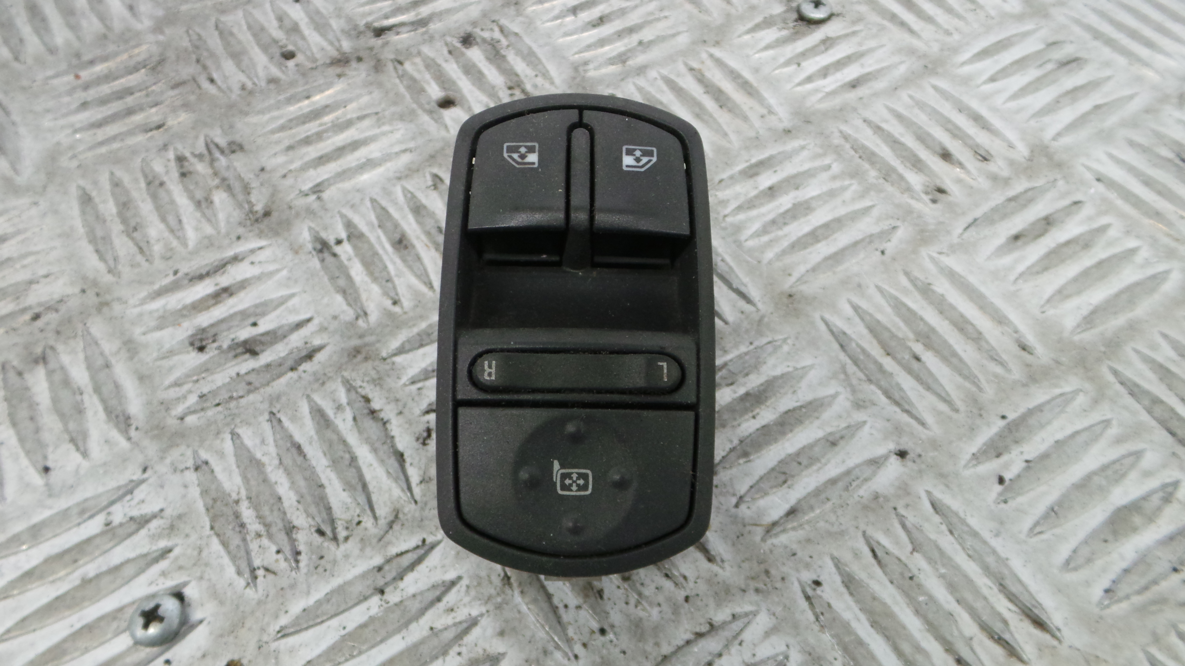 Interruptor / Comando Elevador Vidro Frente Esq  13258521 - OPEL CORSA D (S07)-33635054