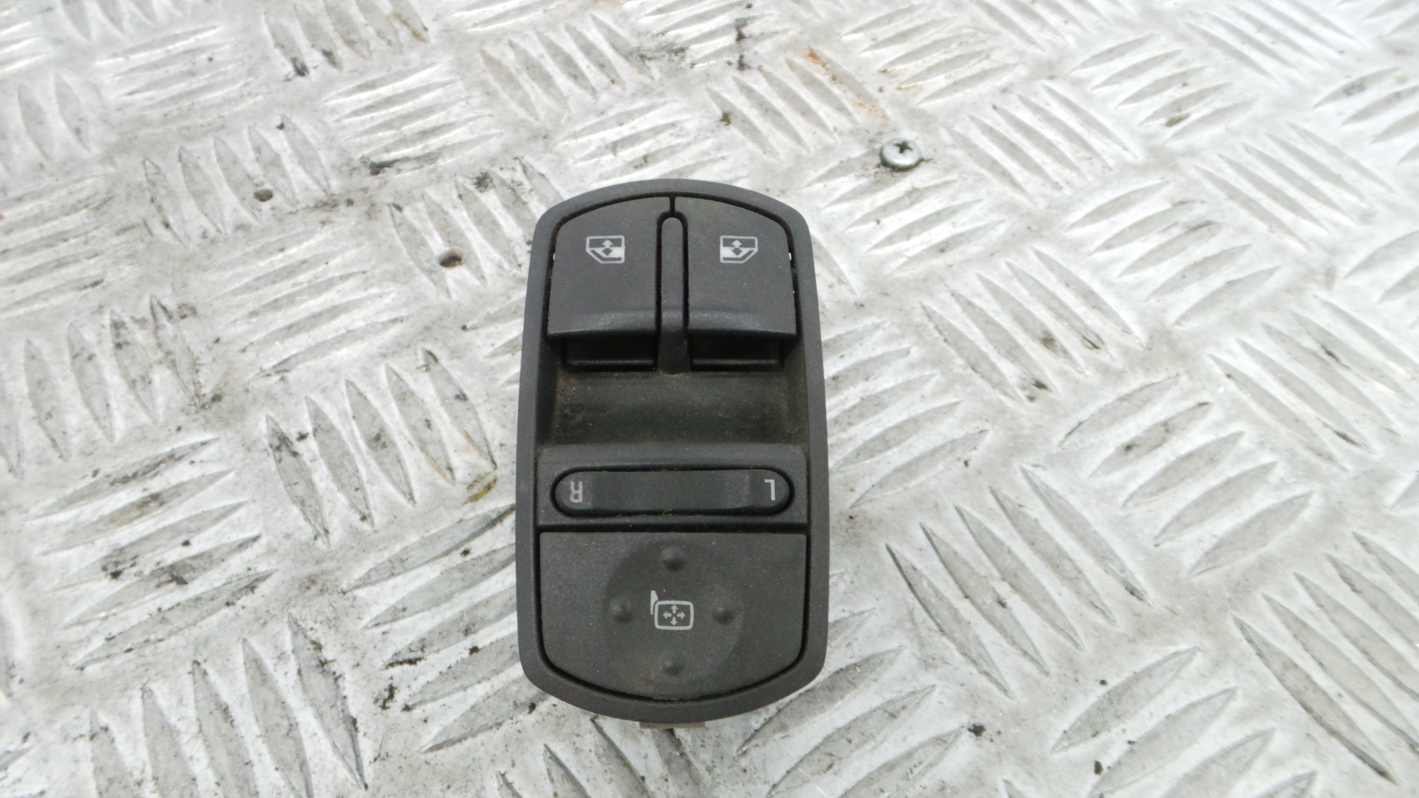 Interruptor / Comando Elevador Vidro Frente Esq  13258521 - OPEL CORSA D (S07)-33635057
