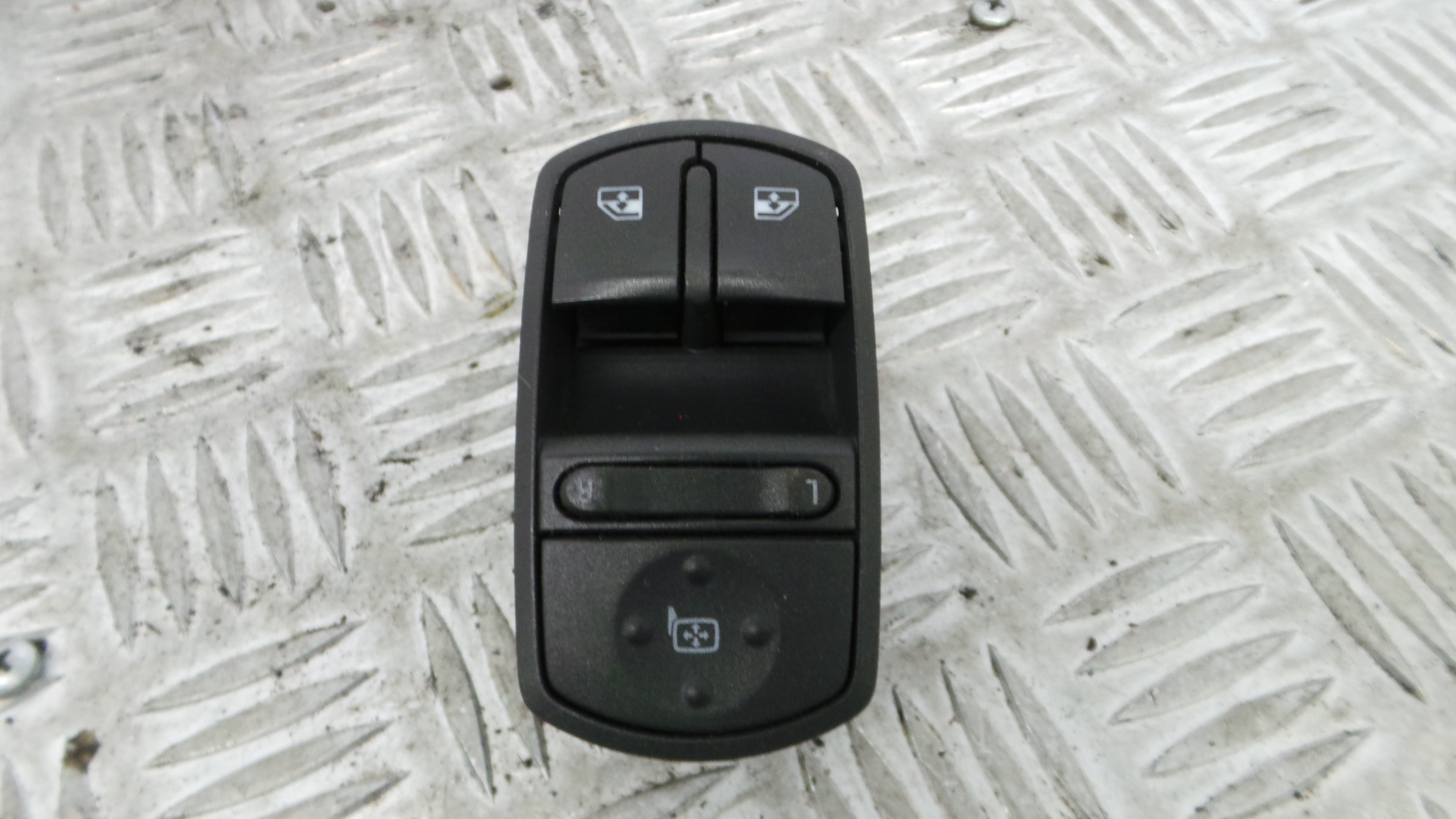 Interruptor / Comando Elevador Vidro Frente Esq  13258521 - OPEL CORSA D (S07)-33635060