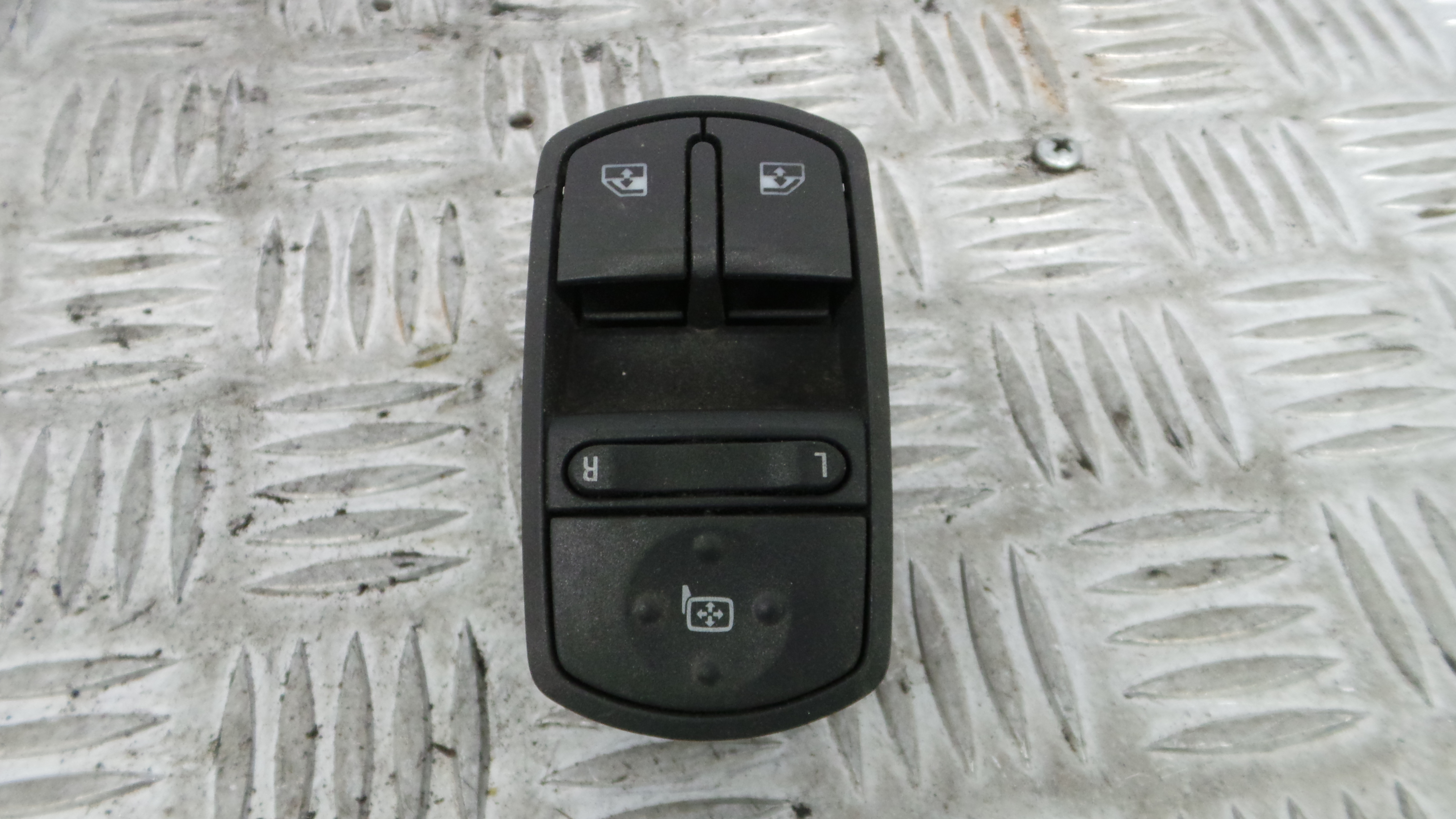 Interruptor / Comando Elevador Vidro Frente Esq  13258521 - OPEL CORSA D (S07)-33635063