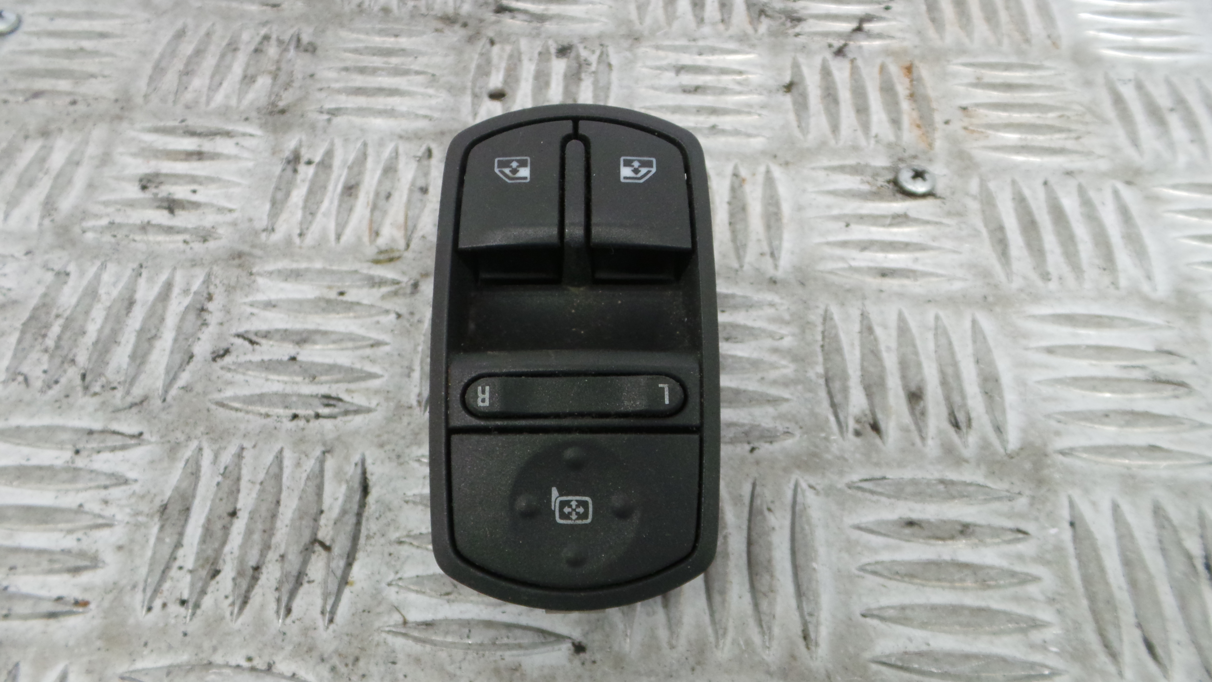 Interruptor / Comando Elevador Vidro Frente Esq  13258521 - OPEL CORSA D (S07)-33635069