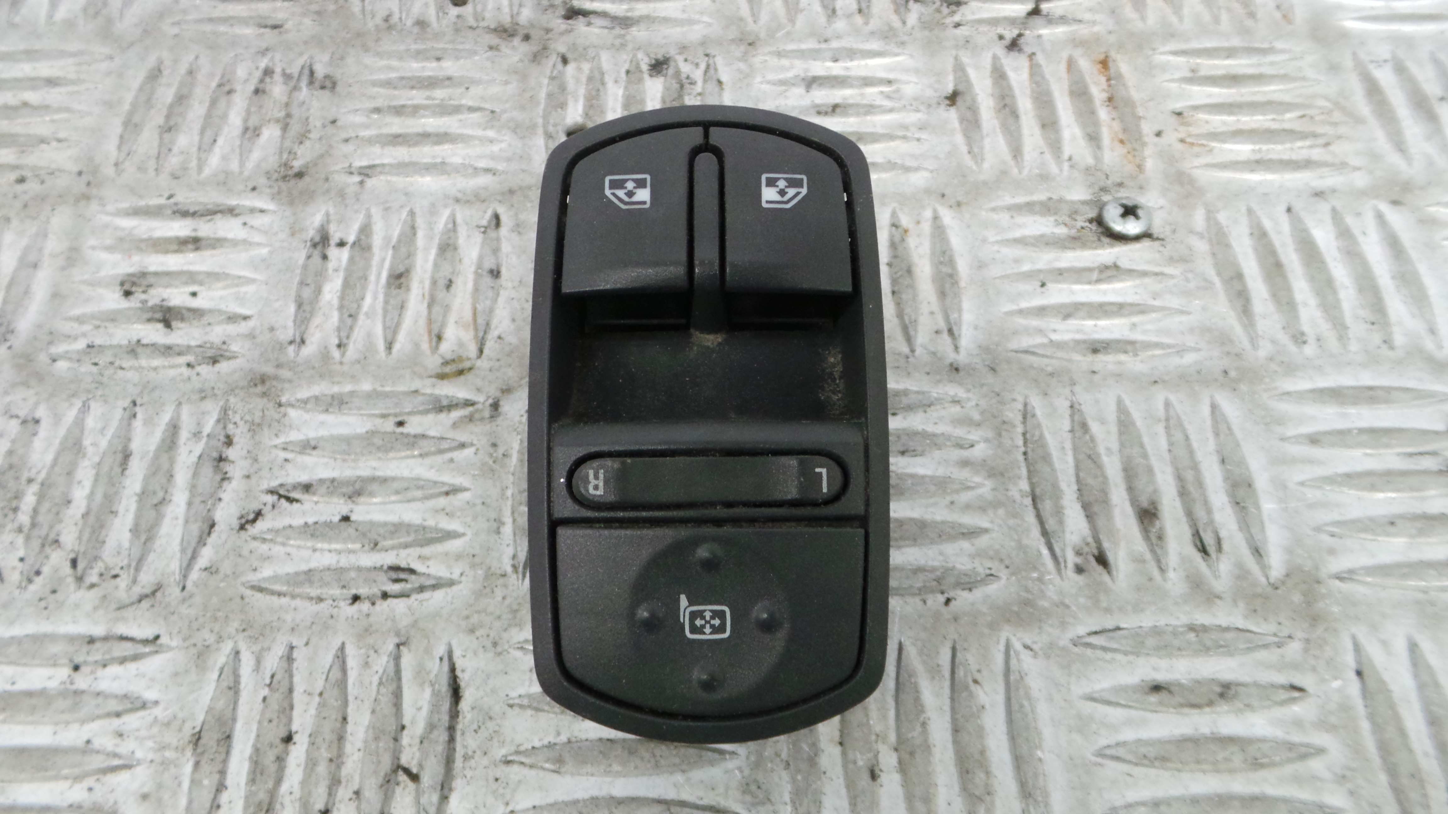 Interruptor / Comando Elevador Vidro Frente Esq  13258521 - OPEL CORSA D (S07)-33635072