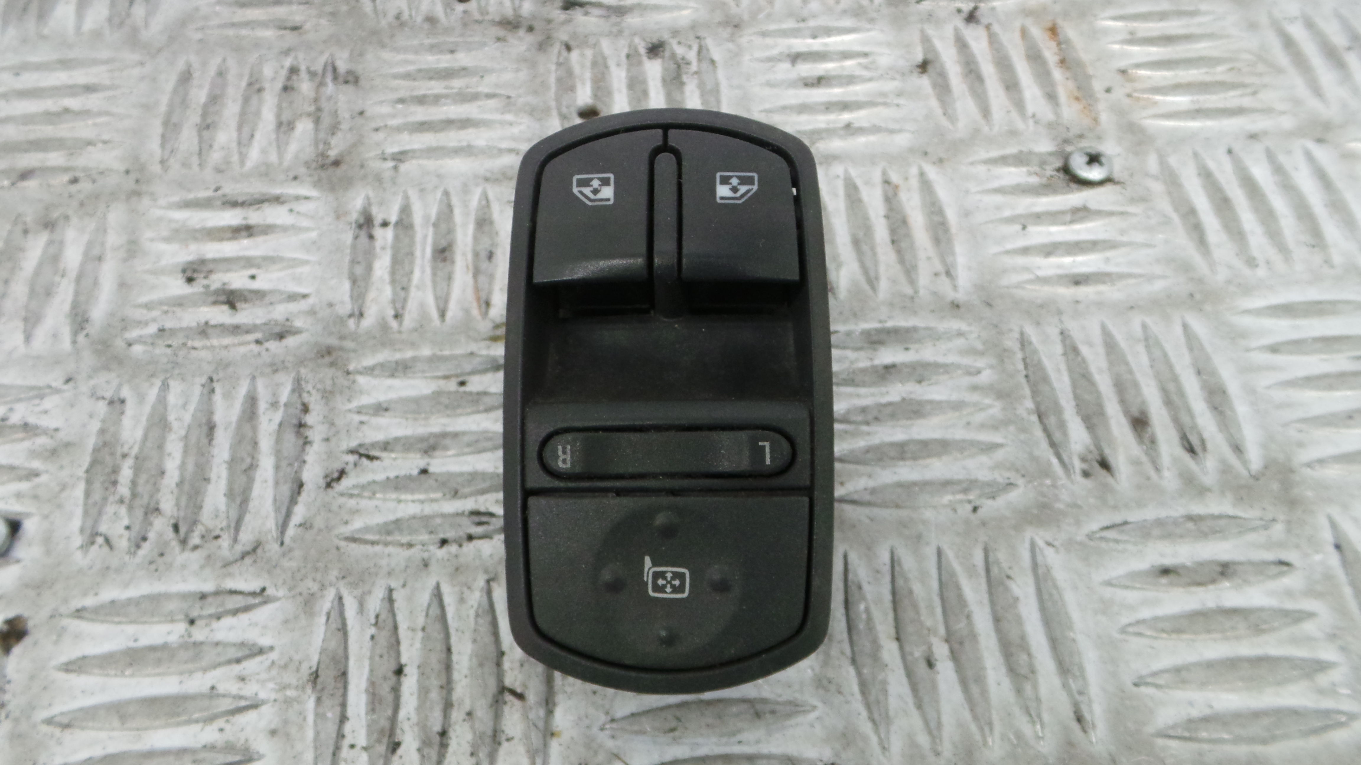 Interruptor / Comando Elevador Vidro Frente Esq  13258521 - OPEL CORSA D (S07)-33635075