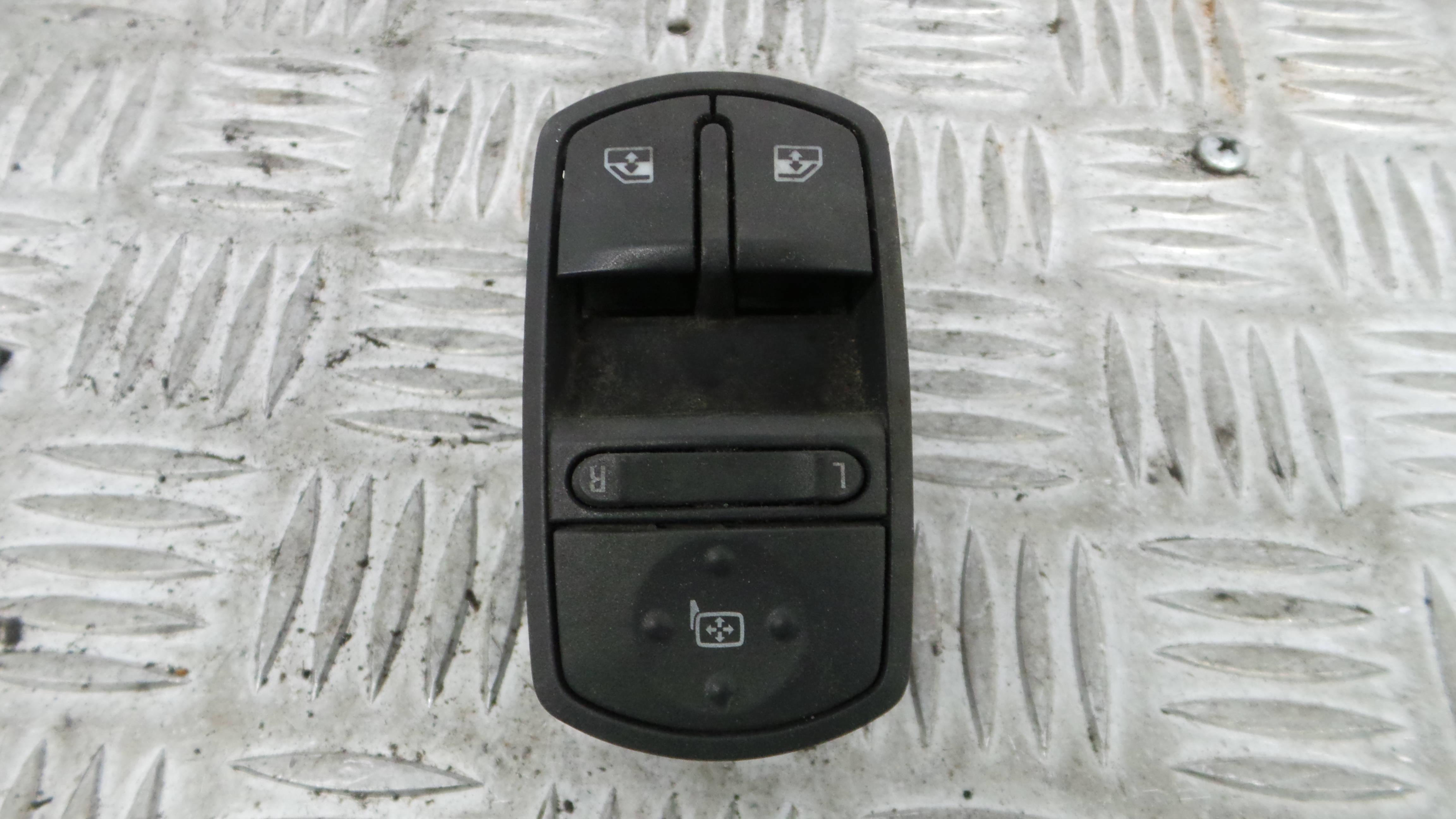 Interruptor / Comando Elevador Vidro Frente Esq  13258521 - OPEL CORSA D (S07)-33635078