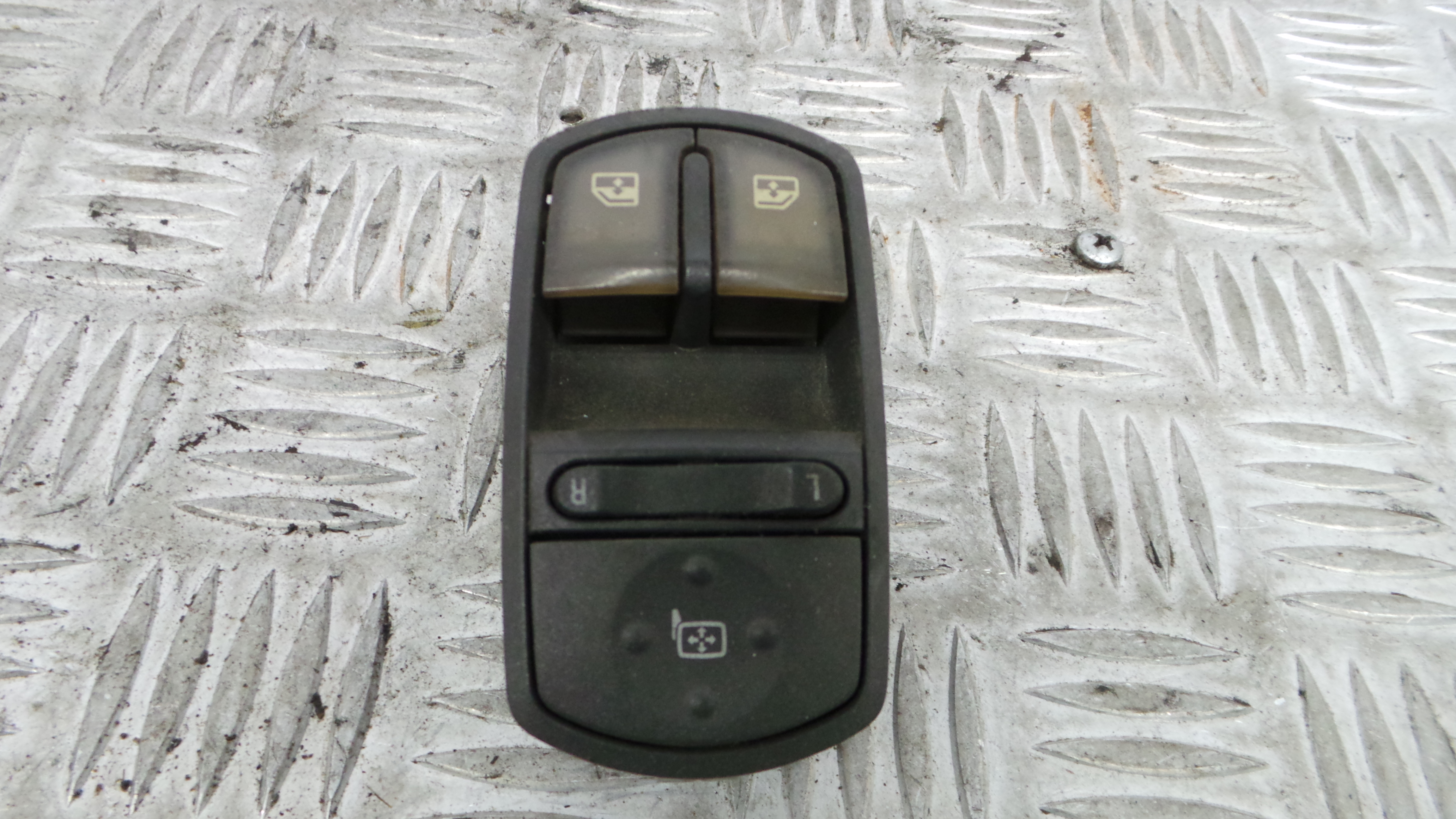 Interruptor / Comando Elevador Vidro Frente Esq  13258522 - OPEL CORSA D (S07)-33635087