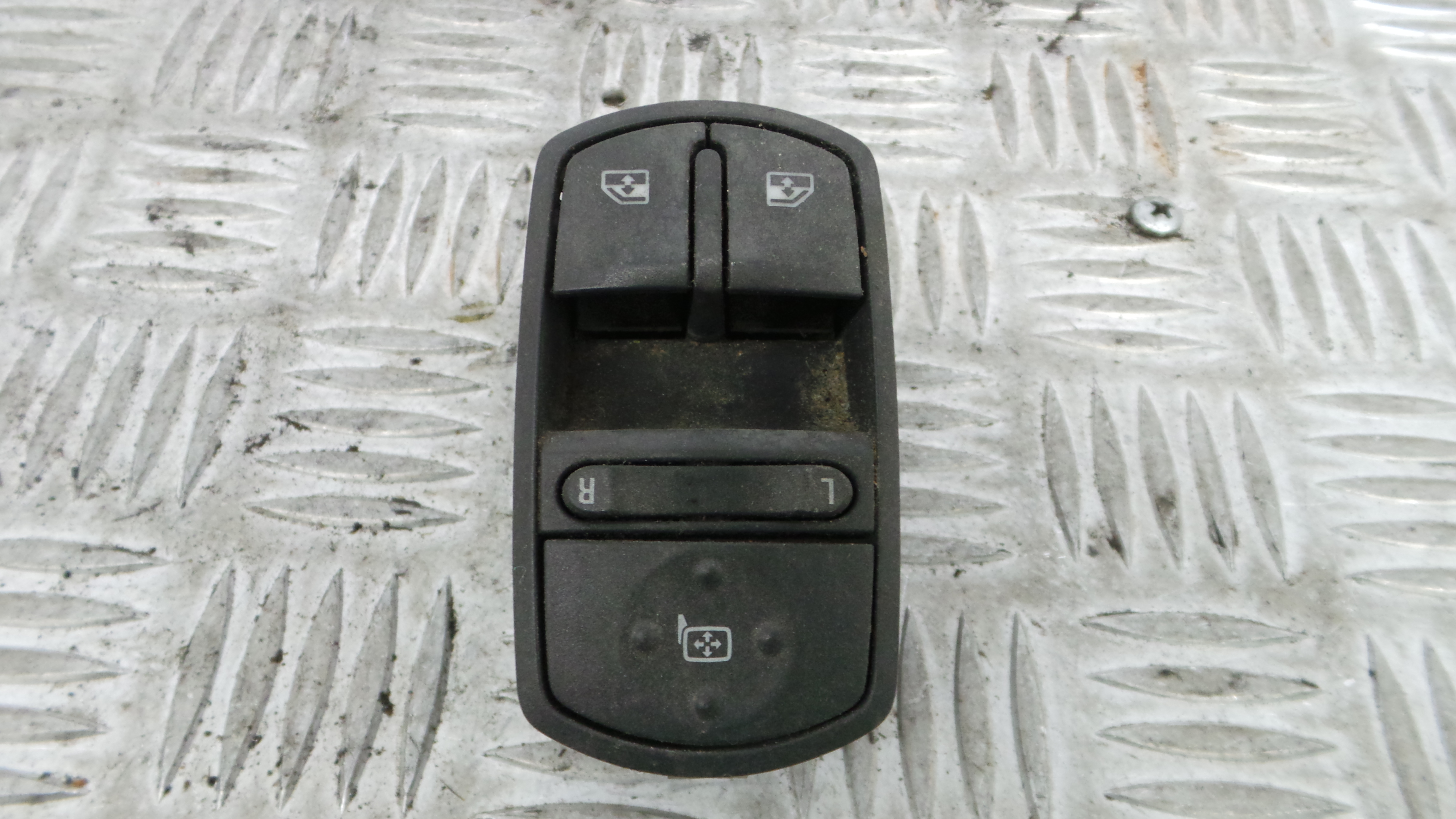 Interruptor / Comando Elevador Vidro Frente Esq  13258521 - OPEL CORSA D (S07)-33635090