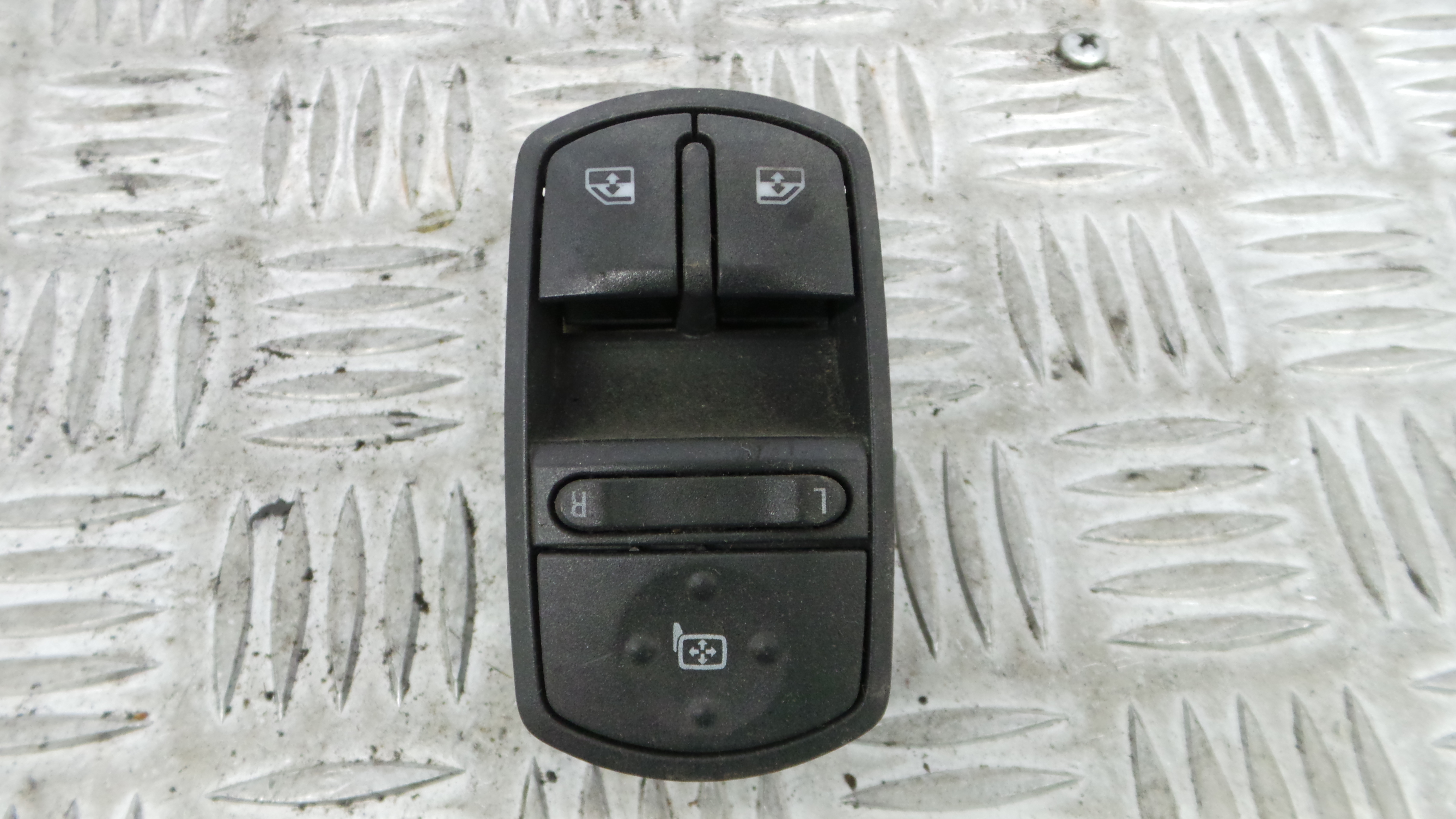Interruptor / Comando Elevador Vidro Frente Esq  13258521 - OPEL CORSA D (S07)-33635093