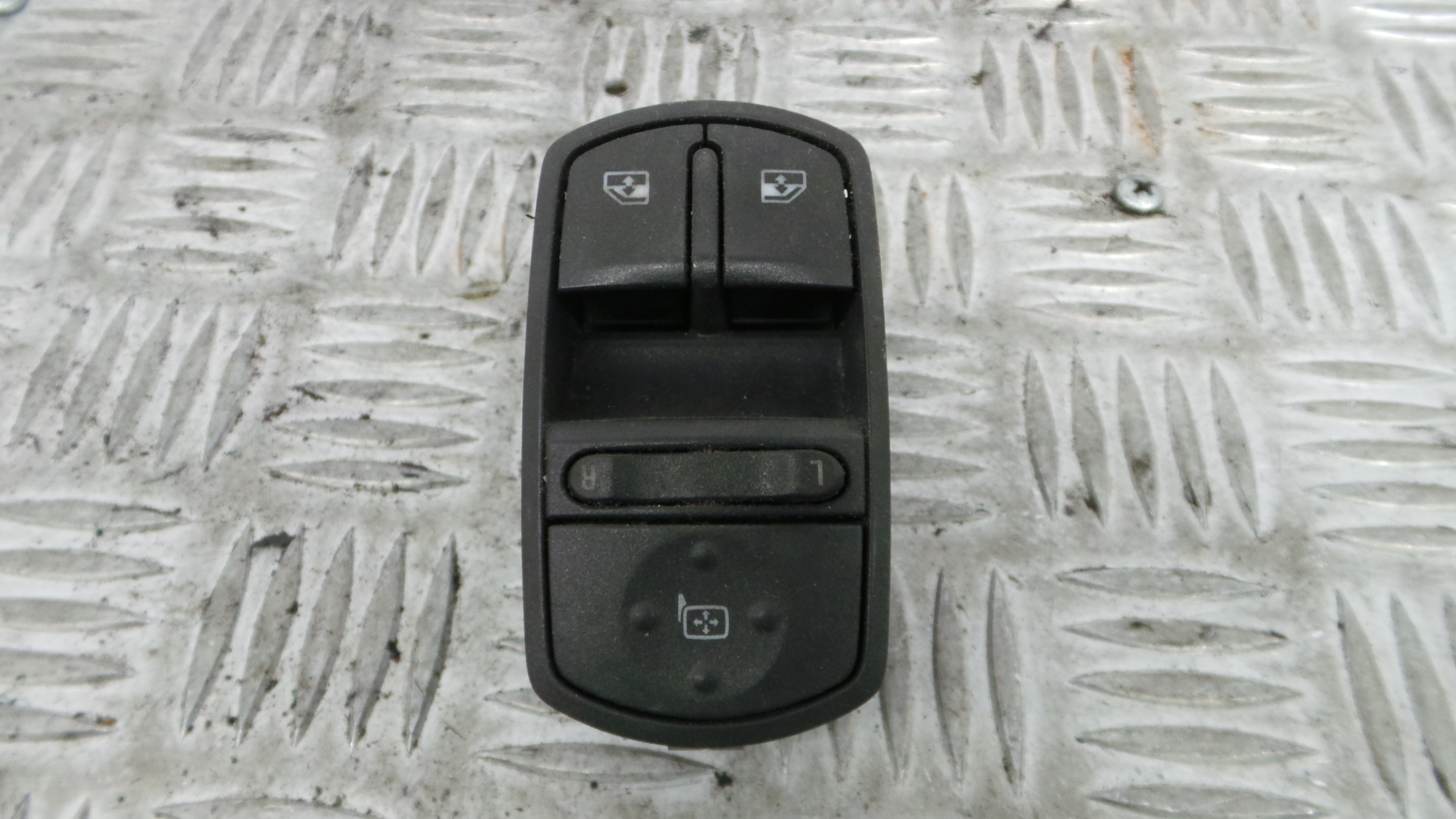 Interruptor / Comando Elevador Vidro Frente Esq  13258521 - OPEL CORSA D (S07)-33635096