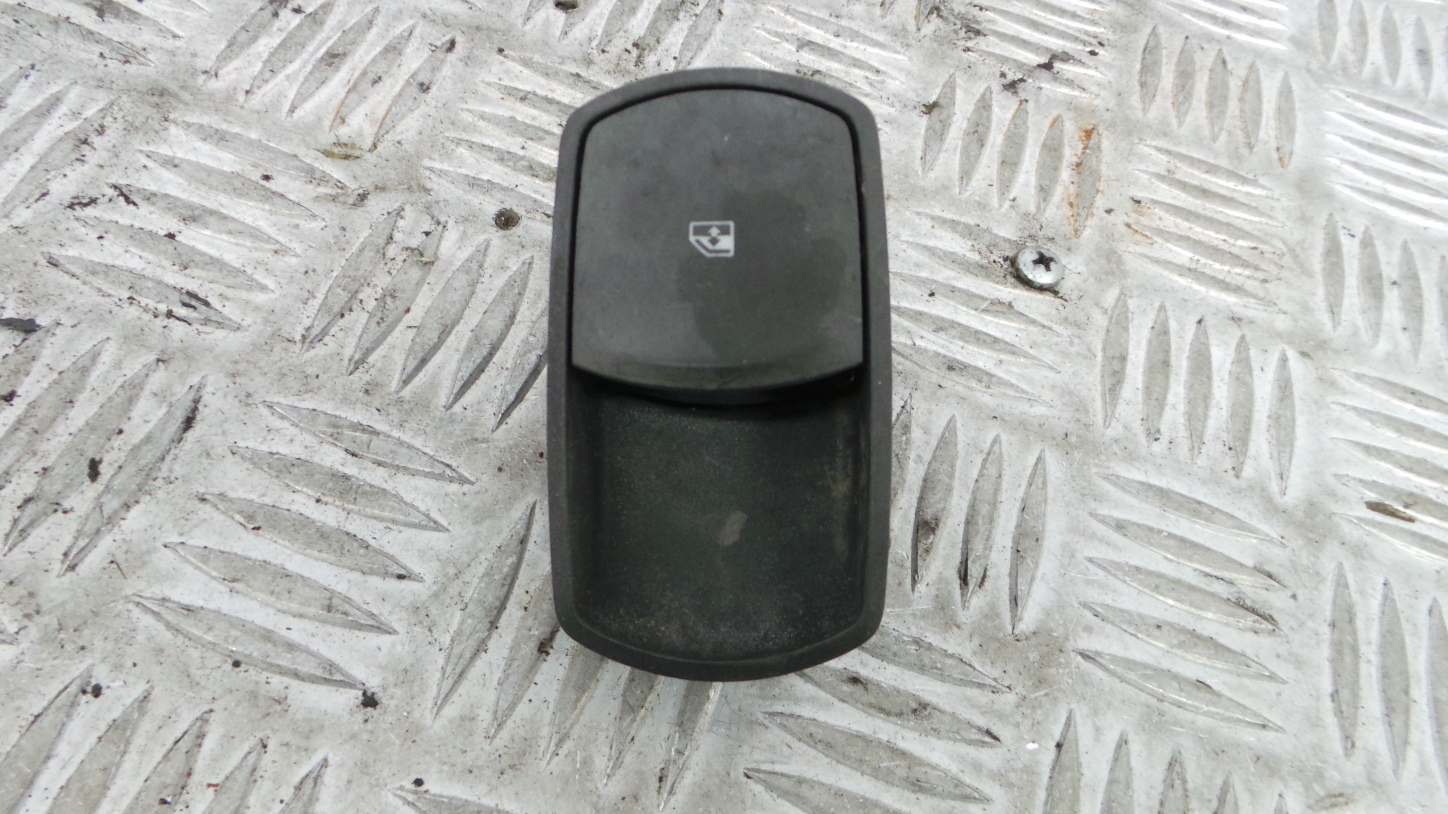 Interruptor / Comando Elevador Vidro Frente Dto  13189333 - OPEL CORSA D (S07)-33635133 Interruptor / Comando Elevador Vidro Frente Dto  13189333 - OPEL CORSA D (S07)-33635133