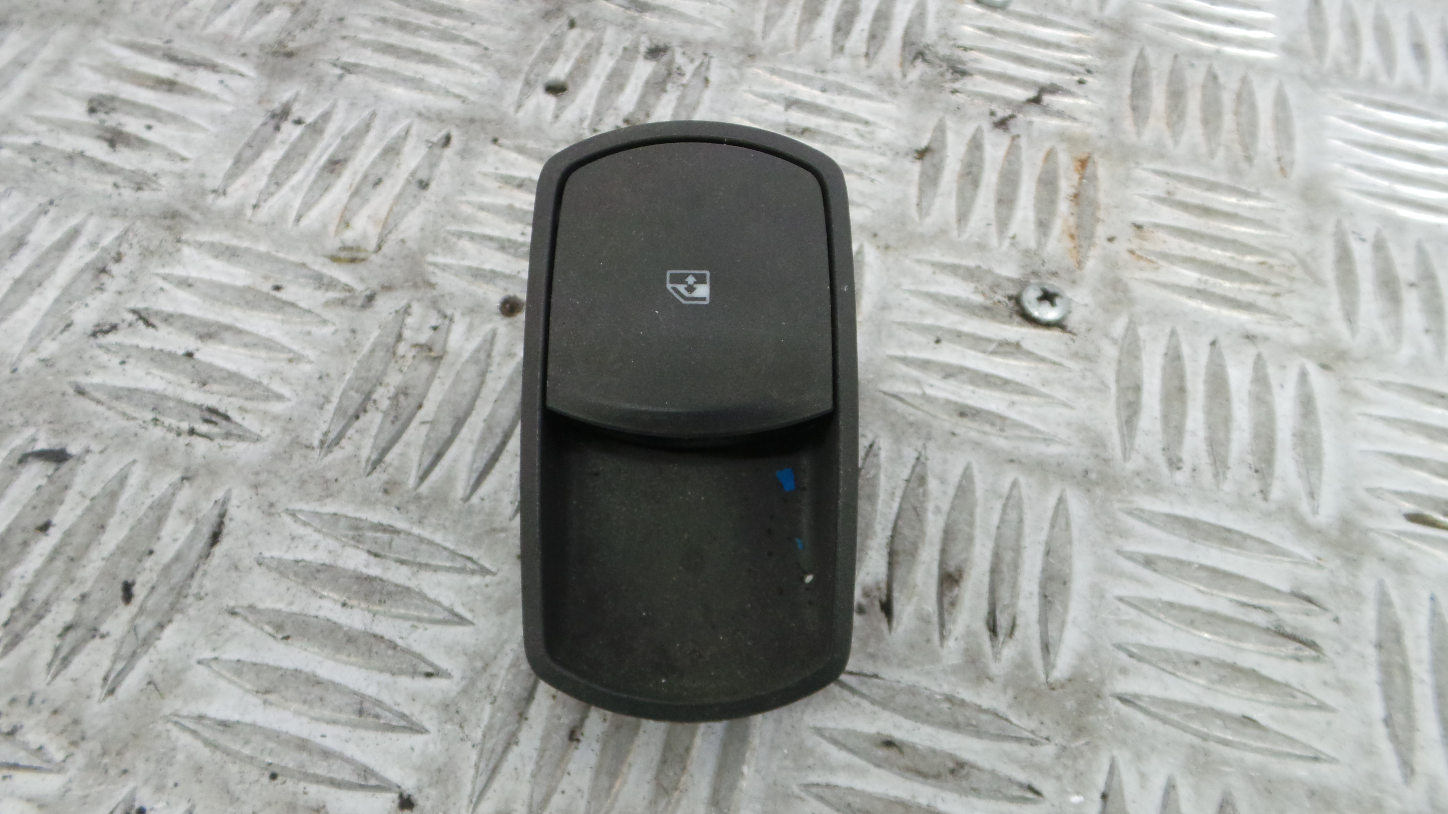 Interruptor / Comando Elevador Vidro Frente Dto  13189333 - OPEL CORSA D (S07)-33635136 Interruptor / Comando Elevador Vidro Frente Dto  13189333 - OPEL CORSA D (S07)-33635136