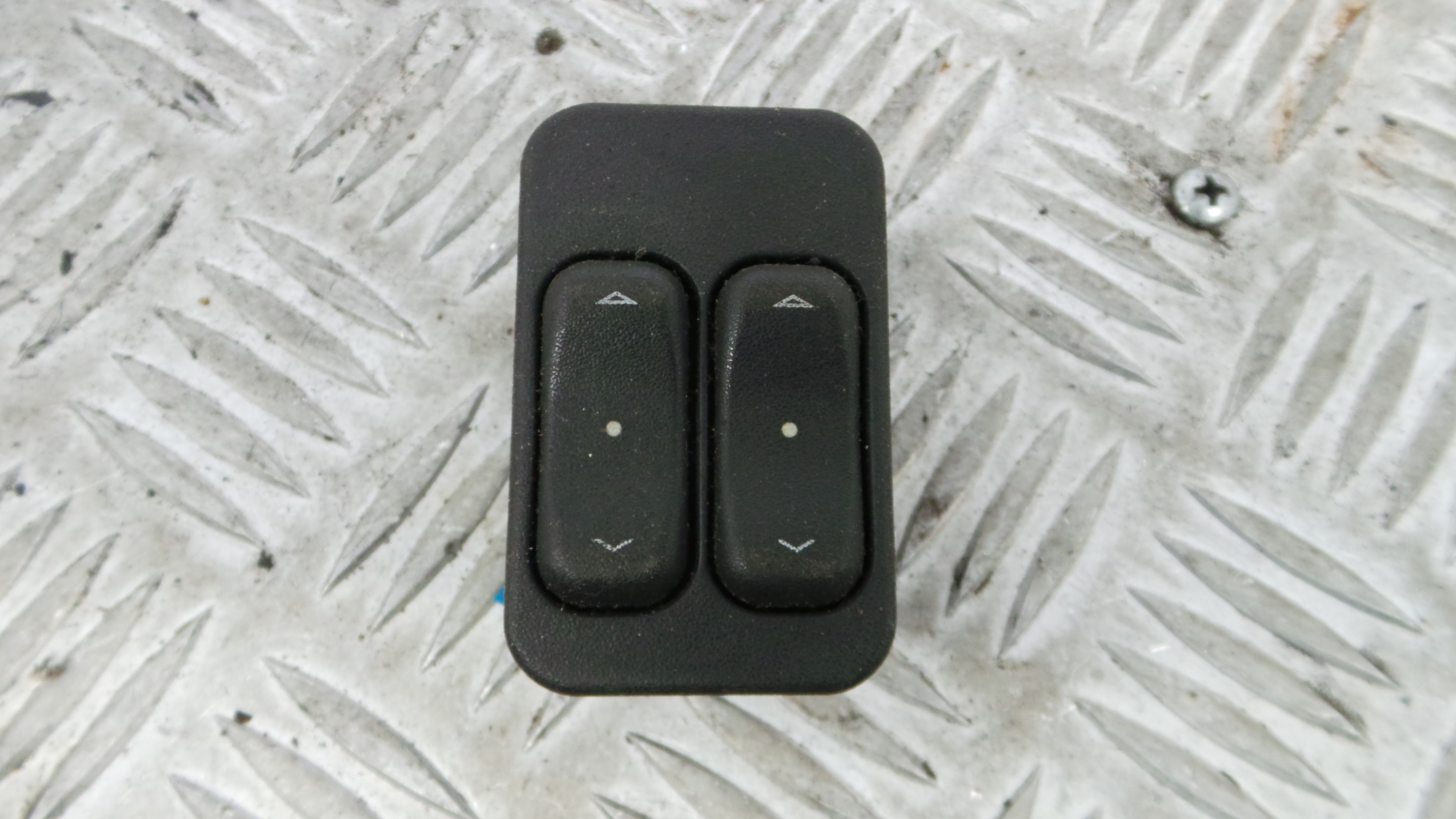 Interruptor / Comando Elevador Vidro Frente Esq  24409205 - OPEL CORSA C (X01)-33635177