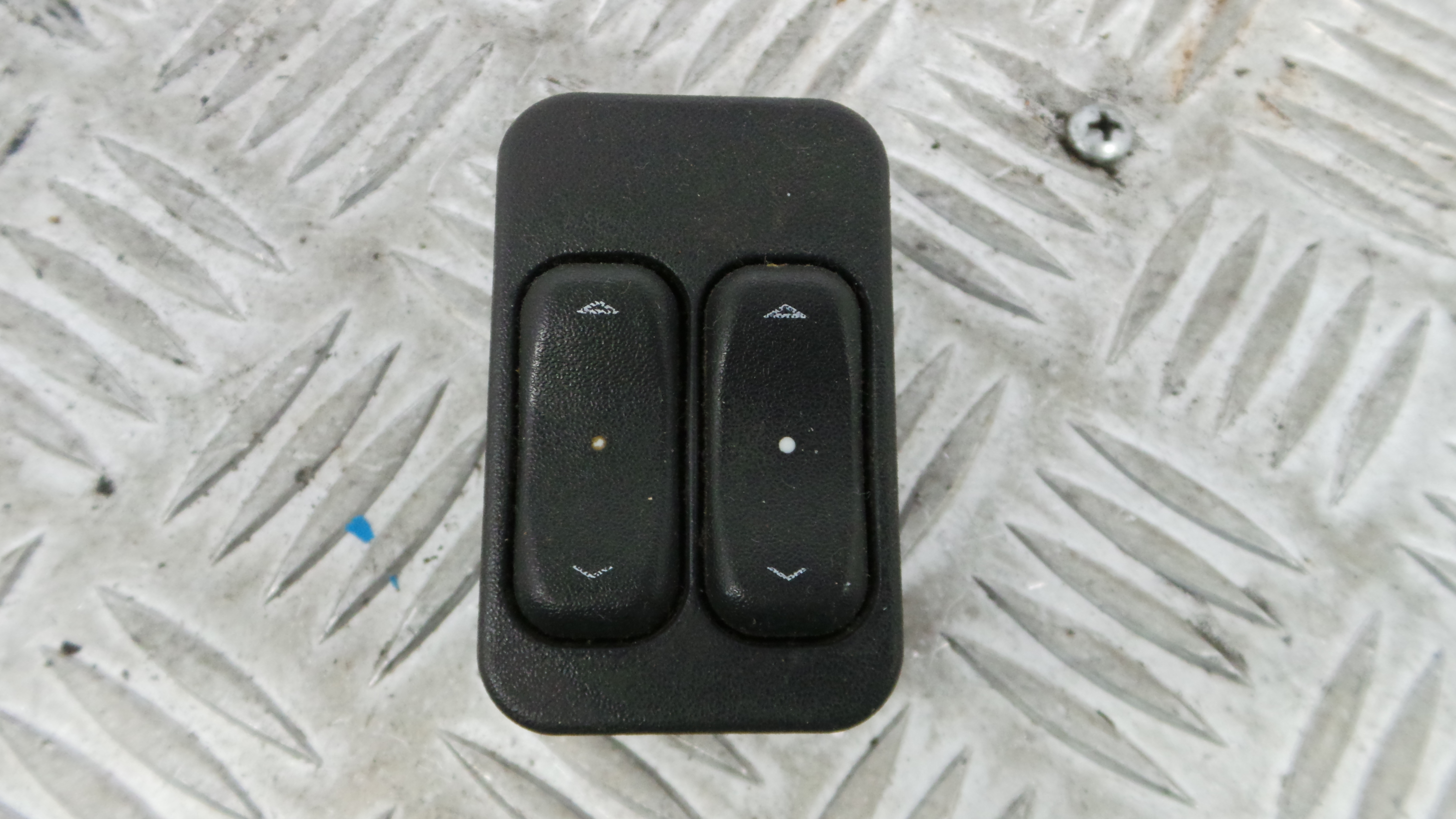 Interruptor / Comando Elevador Vidro Frente Esq  24409205 - OPEL CORSA C (X01)-33635185