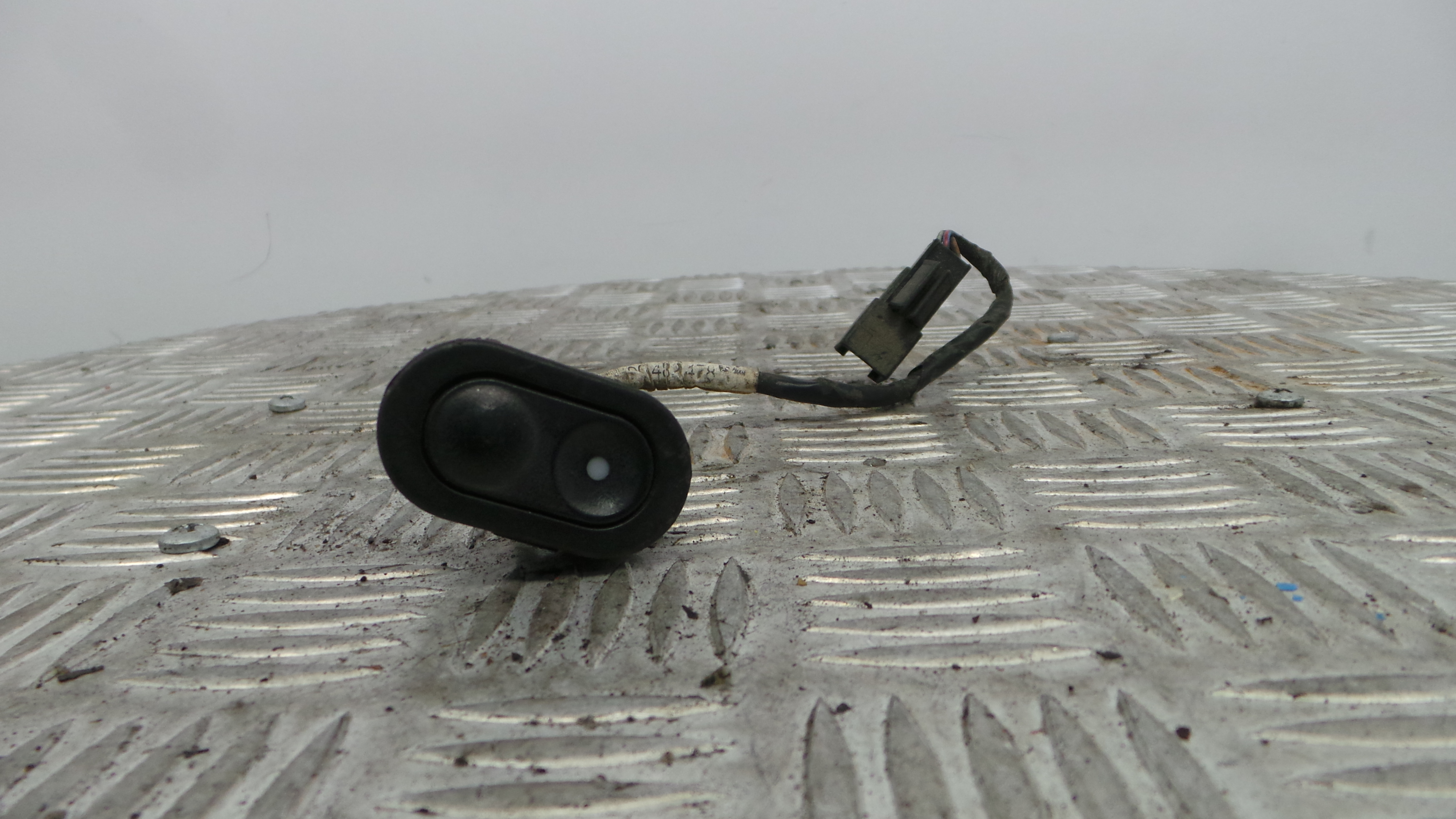 Interruptor / Comando Elevador Vidro Frente Esq 90482478 - OPEL CORSA B (S93)-33635242 Interruptor / Comando Elevador Vidro Frente Esq 90482478 - OPEL CORSA B (S93)-33635242