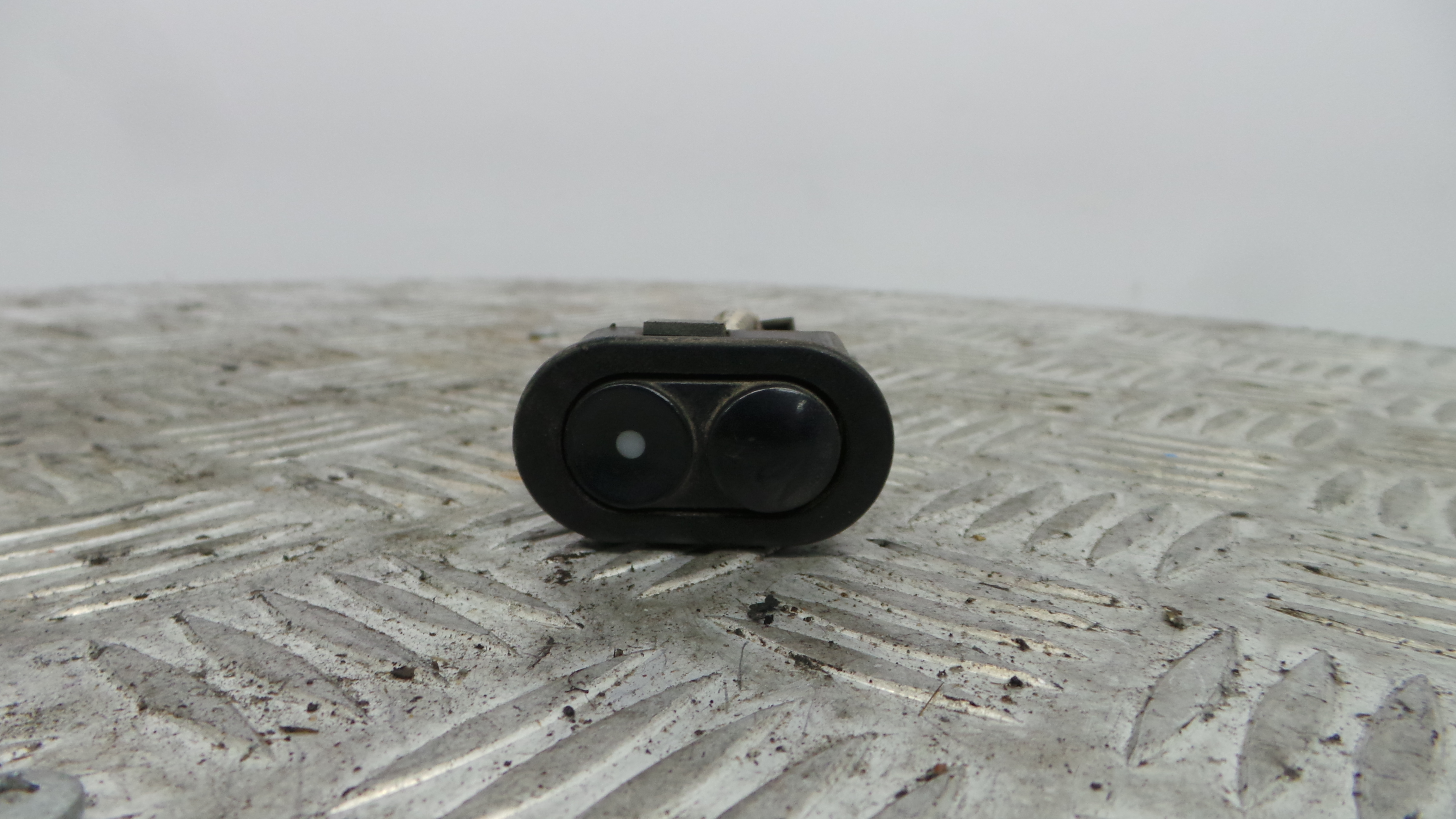 Interruptor / Comando Elevador Vidro Frente Esq  90482477 - OPEL CORSA B (S93)-33635245
