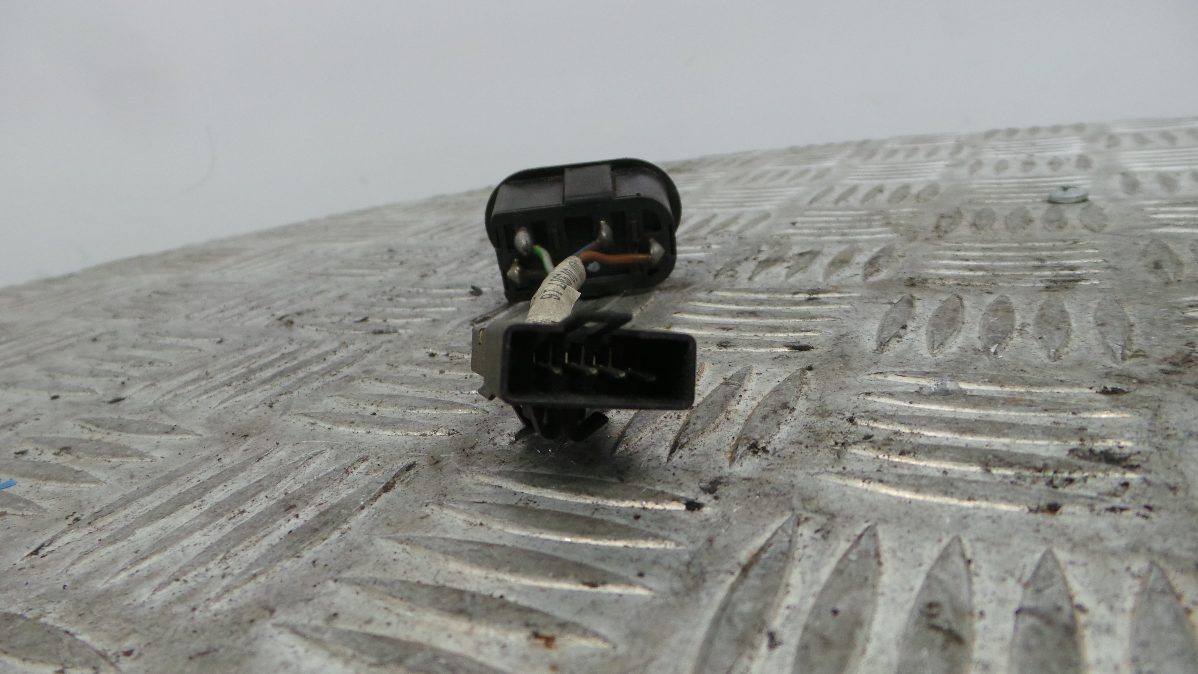 Interruptor / Comando Elevador Vidro Frente Esq  90482477 - OPEL CORSA B (S93)-33635245