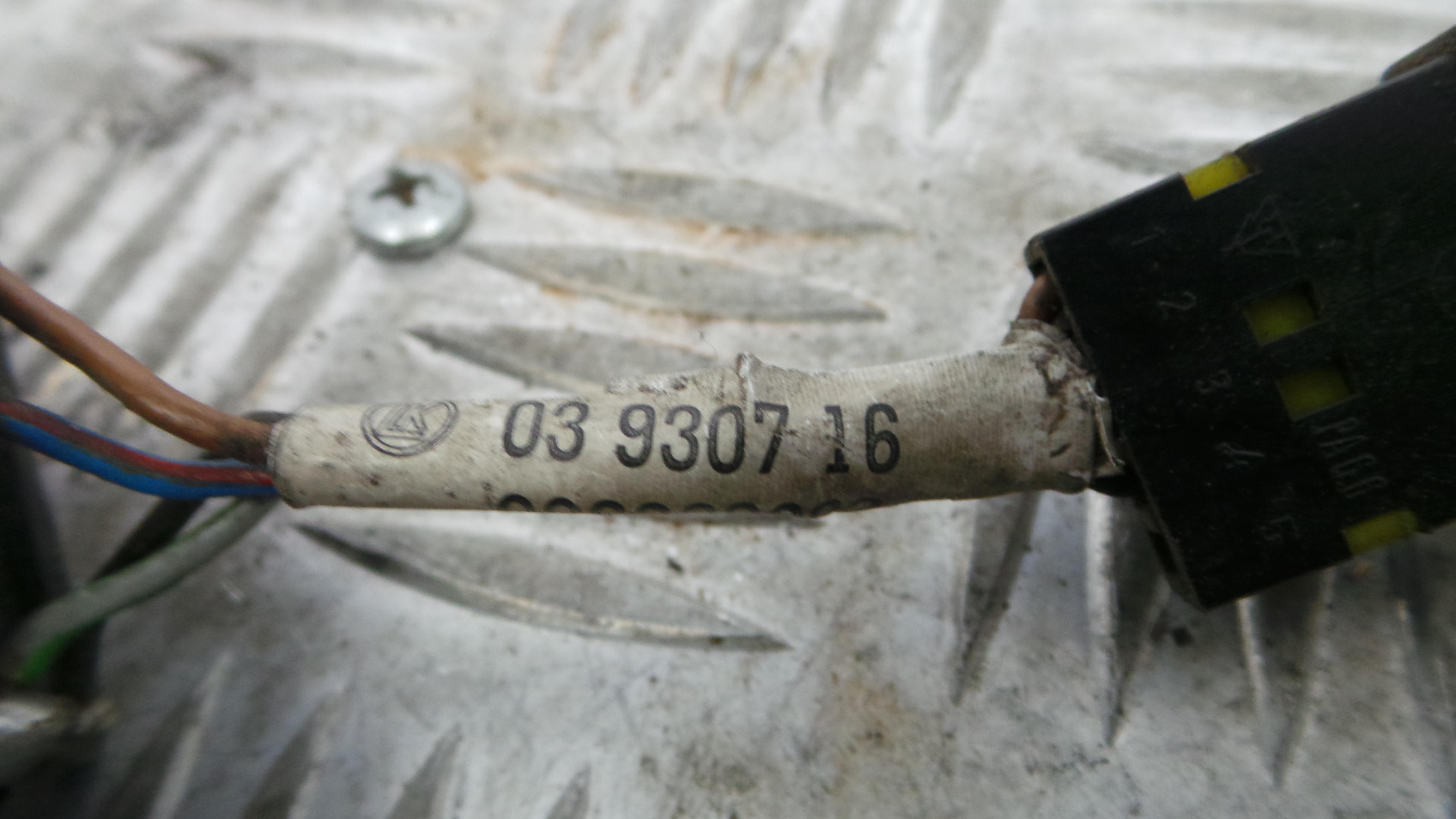 Interruptor / Comando Elevador Vidro Frente Esq  90482477 - OPEL CORSA B (S93)-33635245