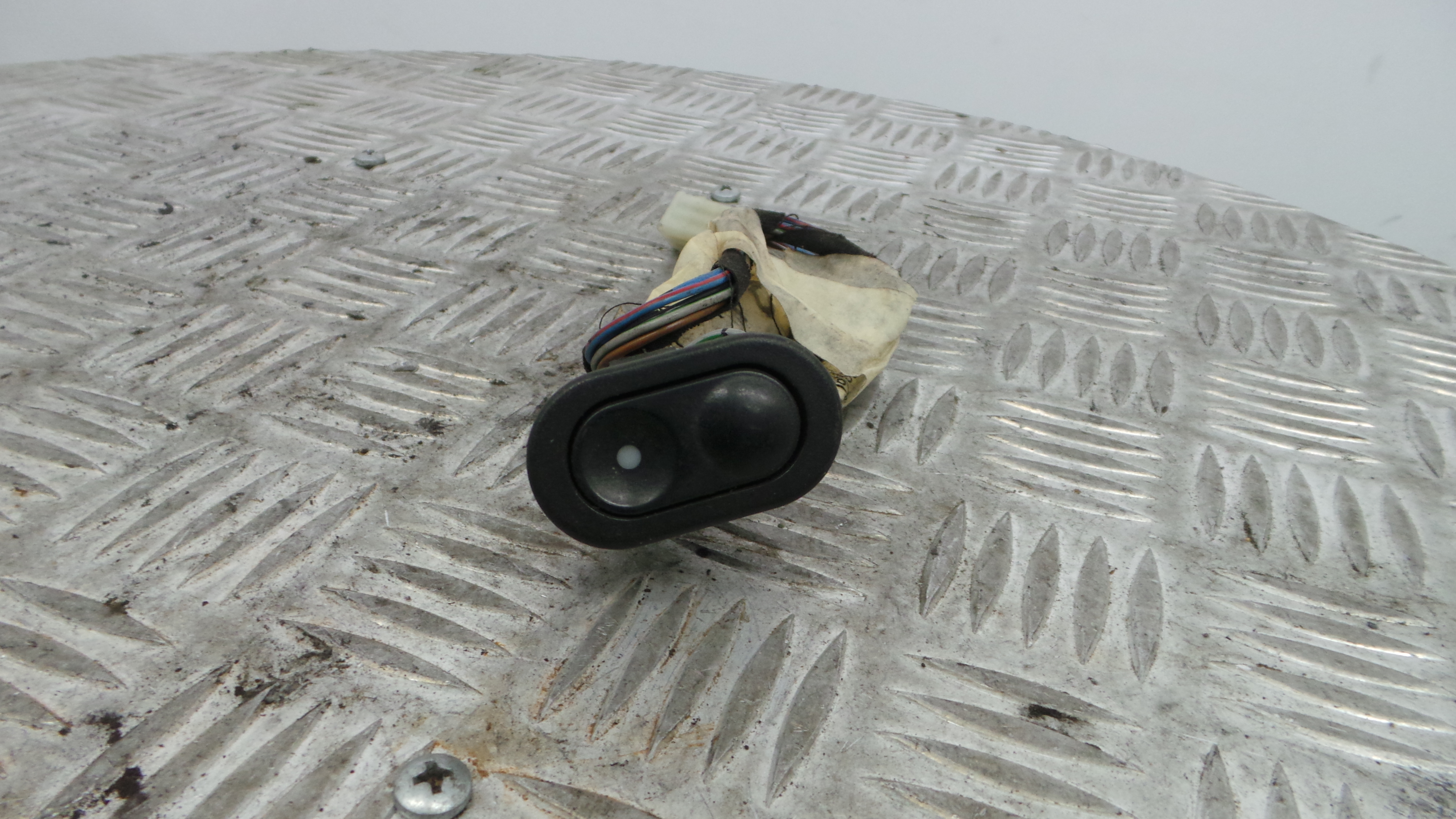 Interruptor / Comando Elevador Vidro Frente Esq 90389337 - OPEL CORSA B (S93)-33635249 Interruptor / Comando Elevador Vidro Frente Esq 90389337 - OPEL CORSA B (S93)-33635249