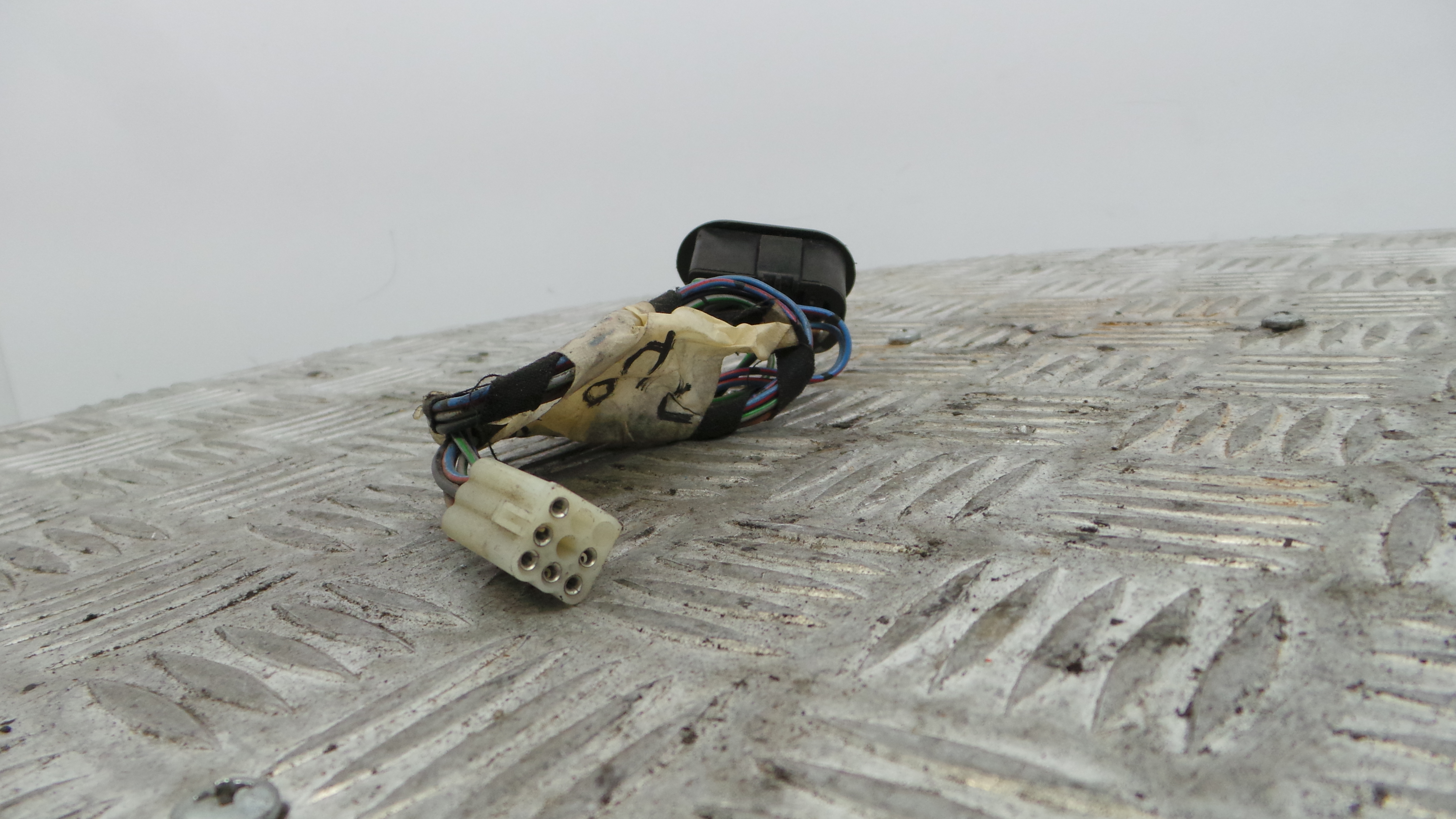 Interruptor / Comando Elevador Vidro Frente Esq  90389337 - OPEL CORSA B (S93)-33635249