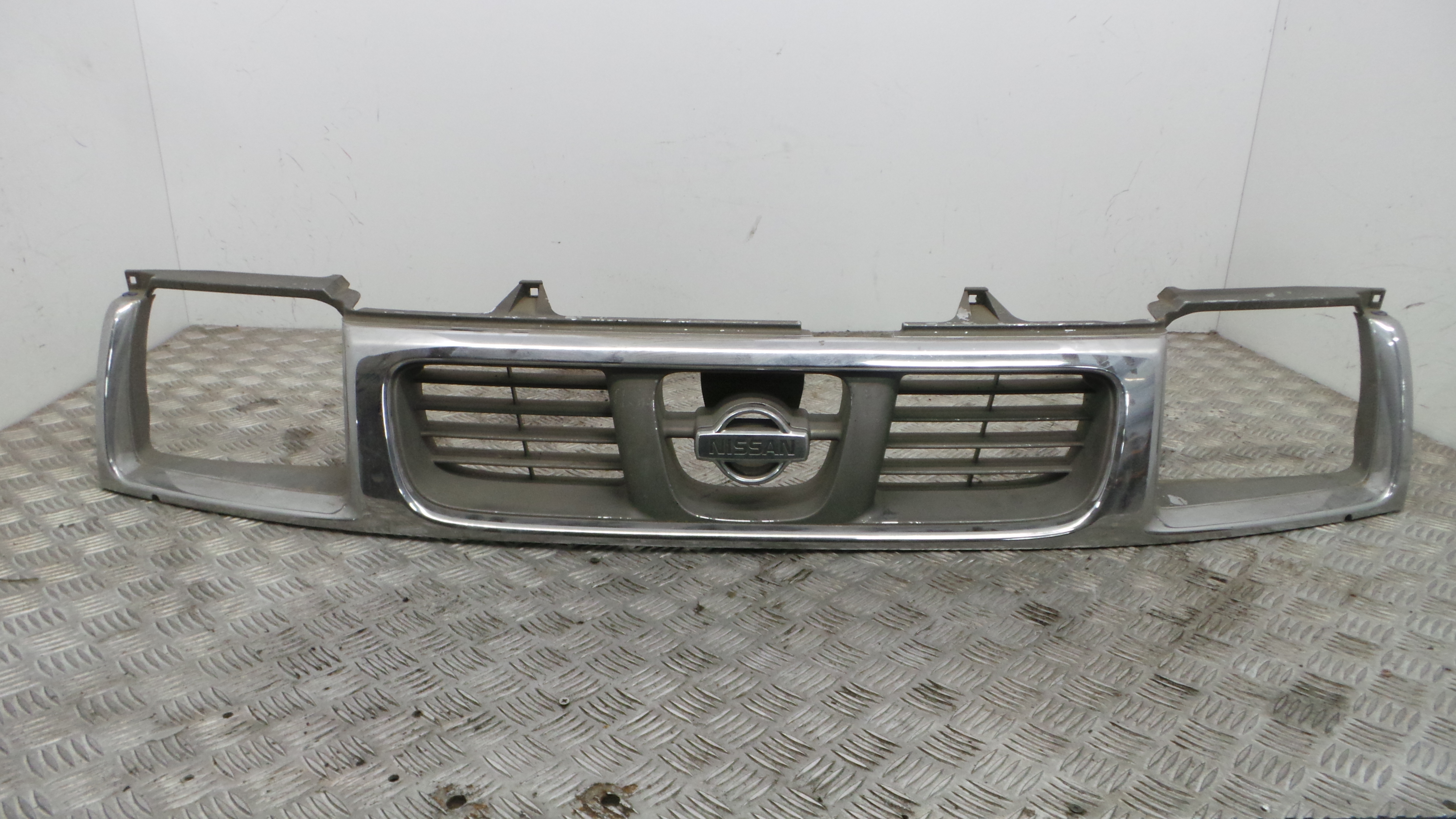 Grelha da Frente - NISSAN NAVARA Camião de plataforma/chassis (D22)-33635981 Grelha da Frente - NISSAN NAVARA Camião de plataforma/chassis (D22)-33635981