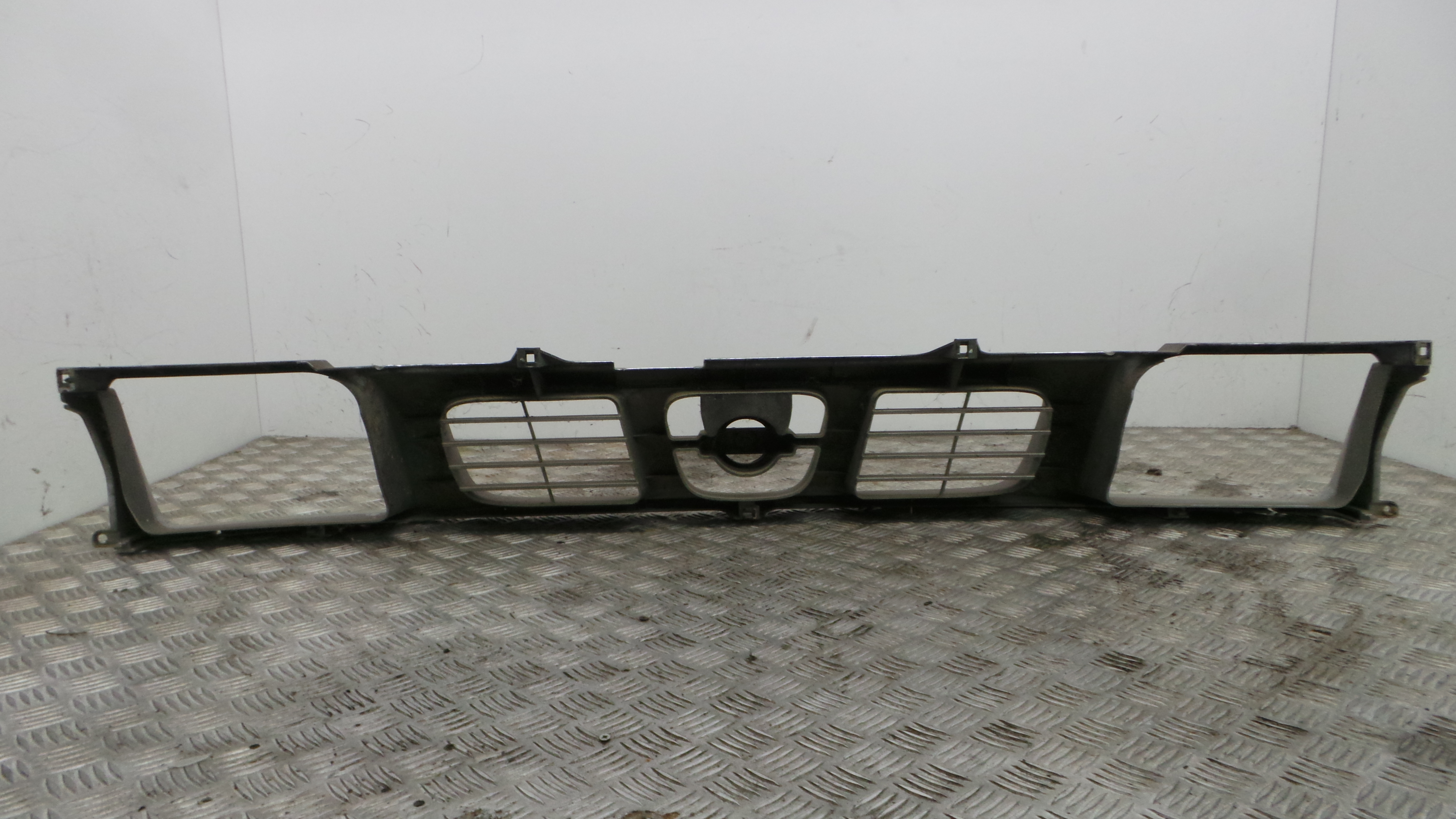 Grelha da Frente  - NISSAN NAVARA Camião de plataforma/chassis (D22)-33635981