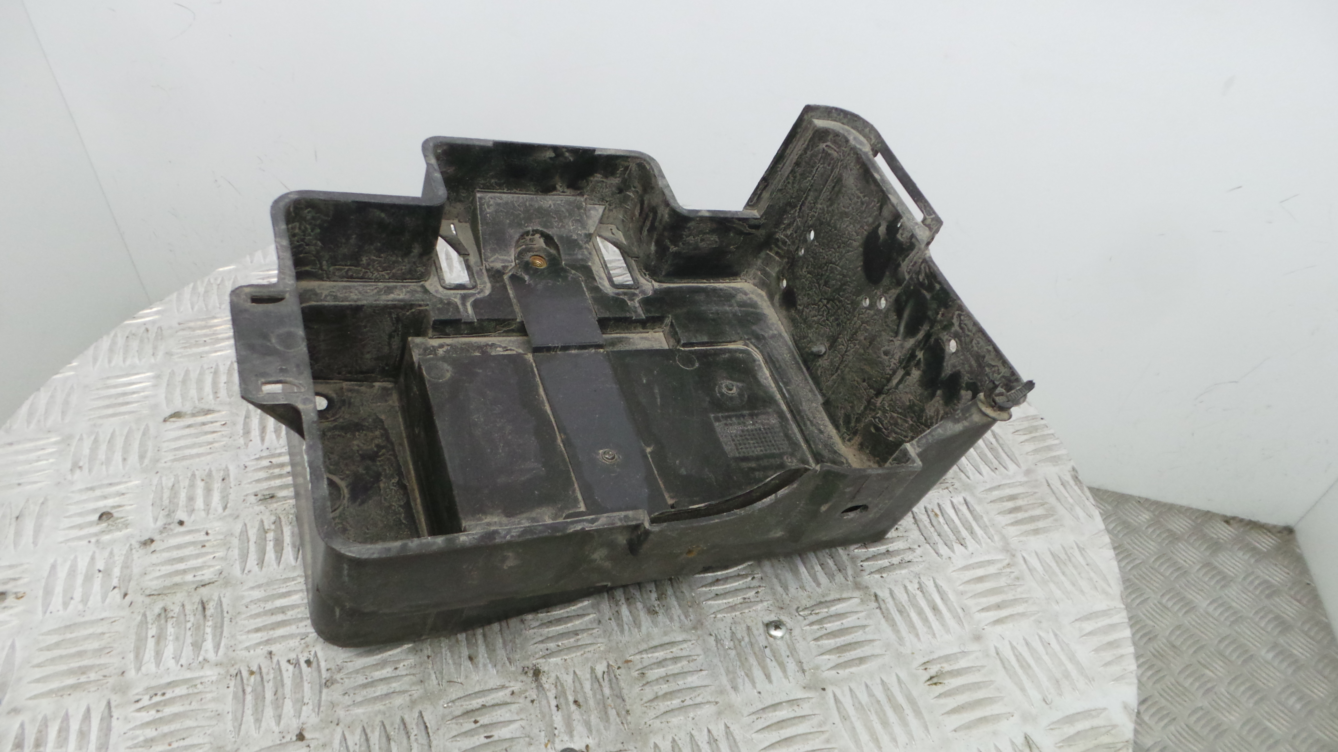 Base da Bateria 98AB-10723-AJ - FORD FOCUS I (DAW, DBW)-33638063 Base da Bateria 98AB-10723-AJ - FORD FOCUS I (DAW, DBW)-33638063