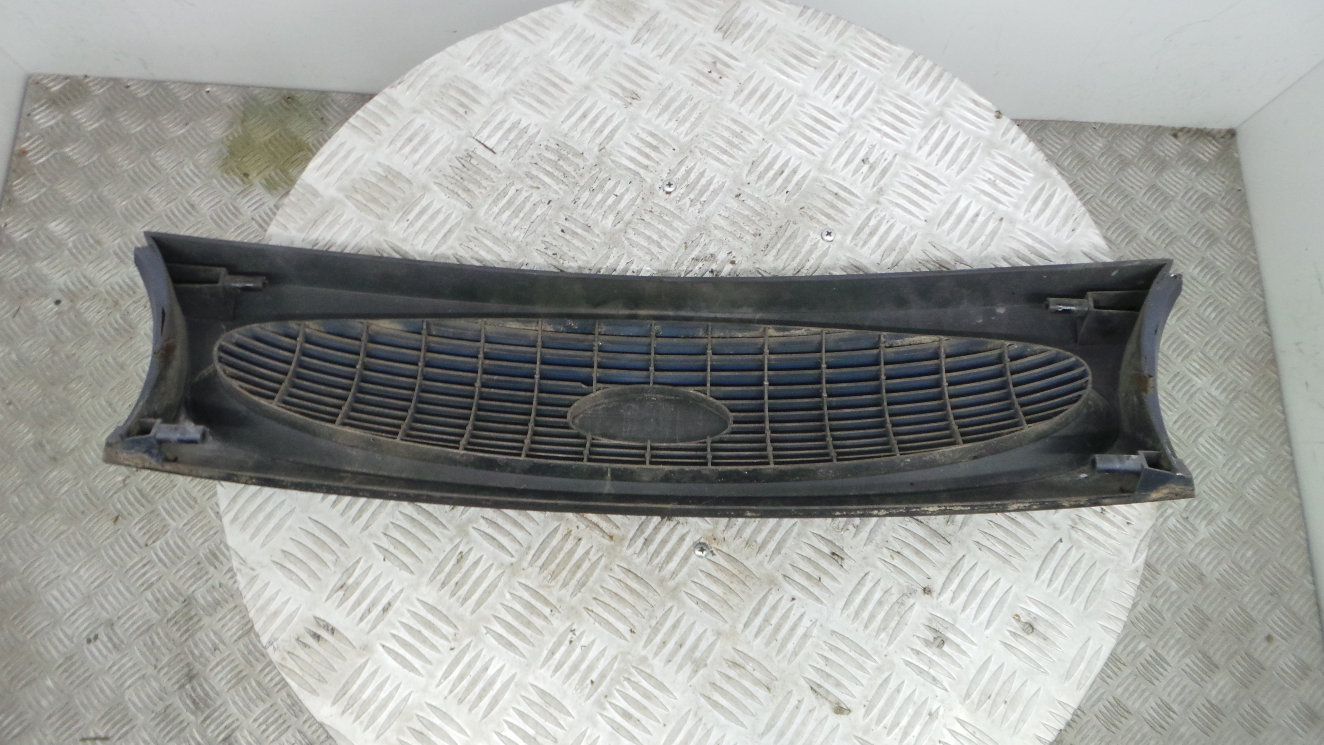 Grelha da Frente 96FB-8A133 - FORD FIESTA IV (JA_, JB_), FIESTA Mk IV (JA_, JB_)-33638423