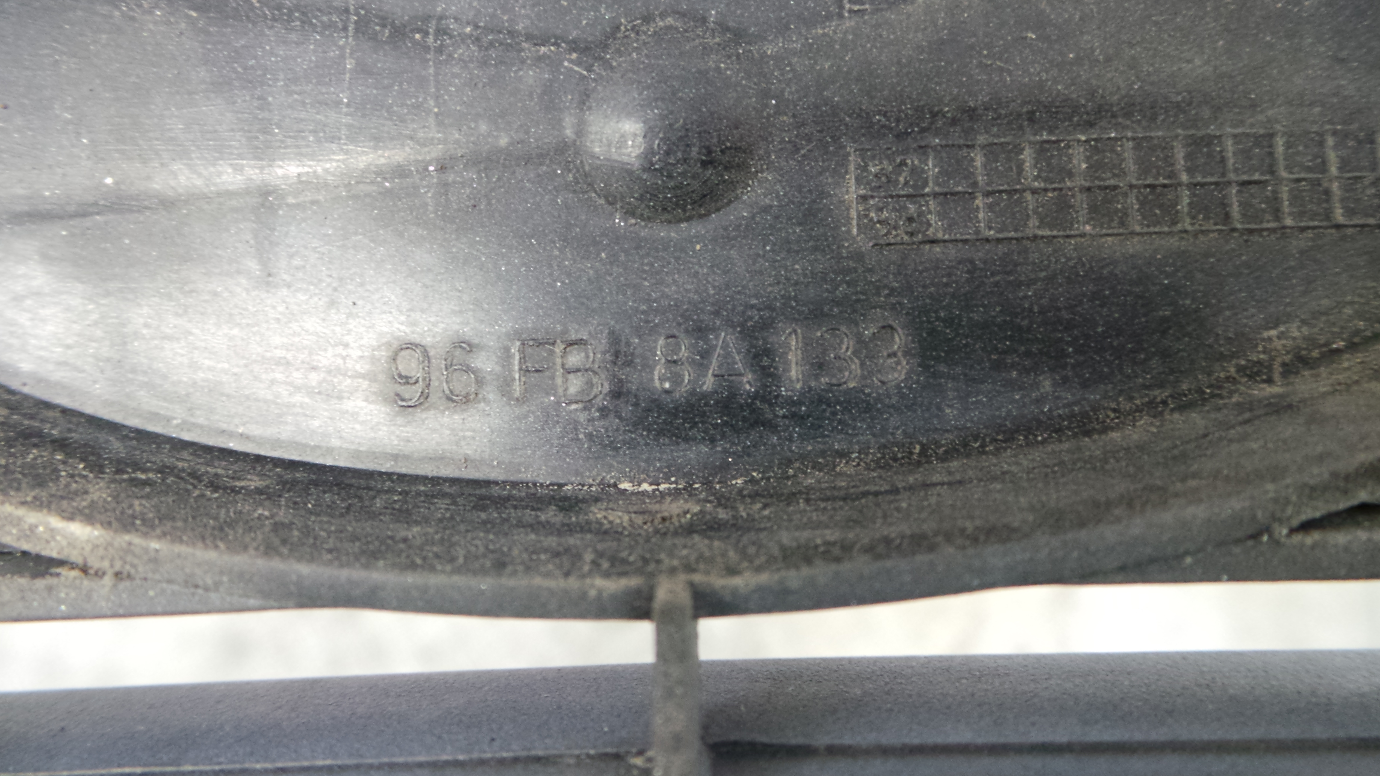 Grelha da Frente 96FB-8A133 - FORD FIESTA IV (JA_, JB_), FIESTA Mk IV (JA_, JB_)-33638423