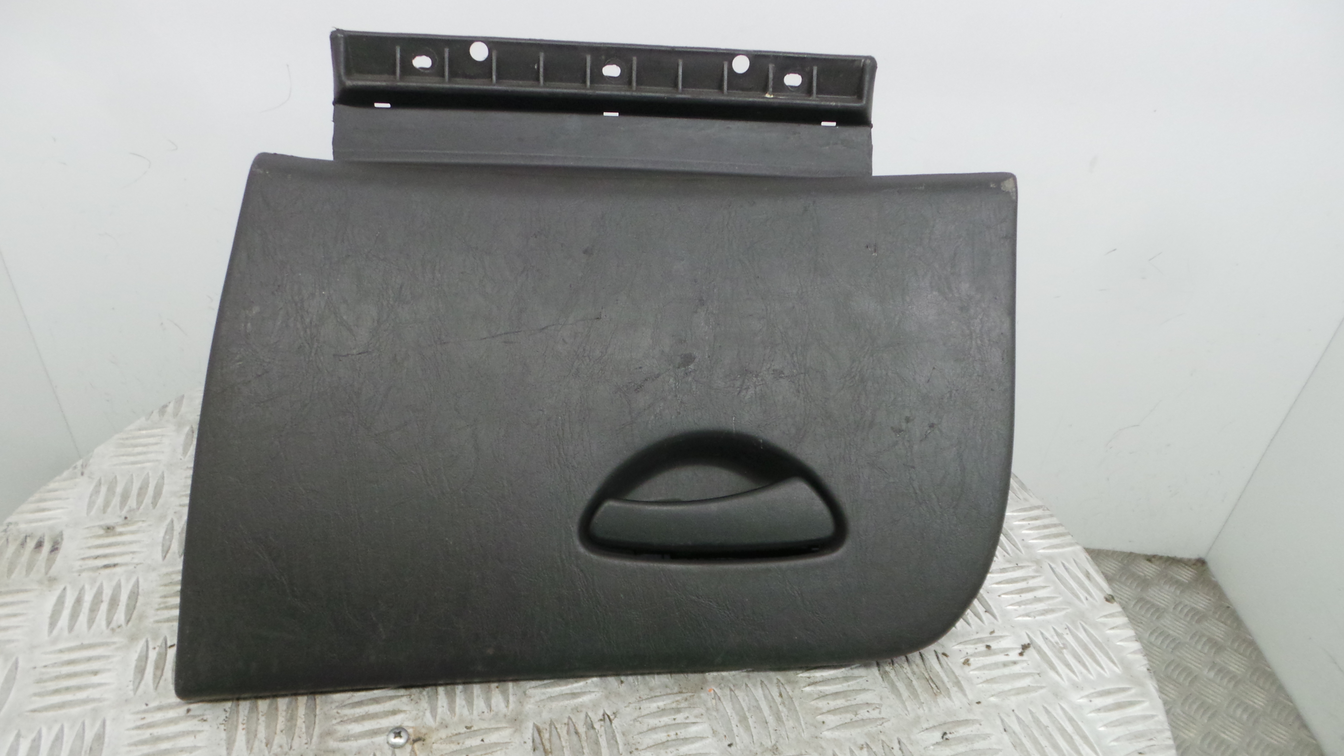 Porta Luvas  2M5X-A06024-AAW - FORD FOCUS I (DAW, DBW)-33638529