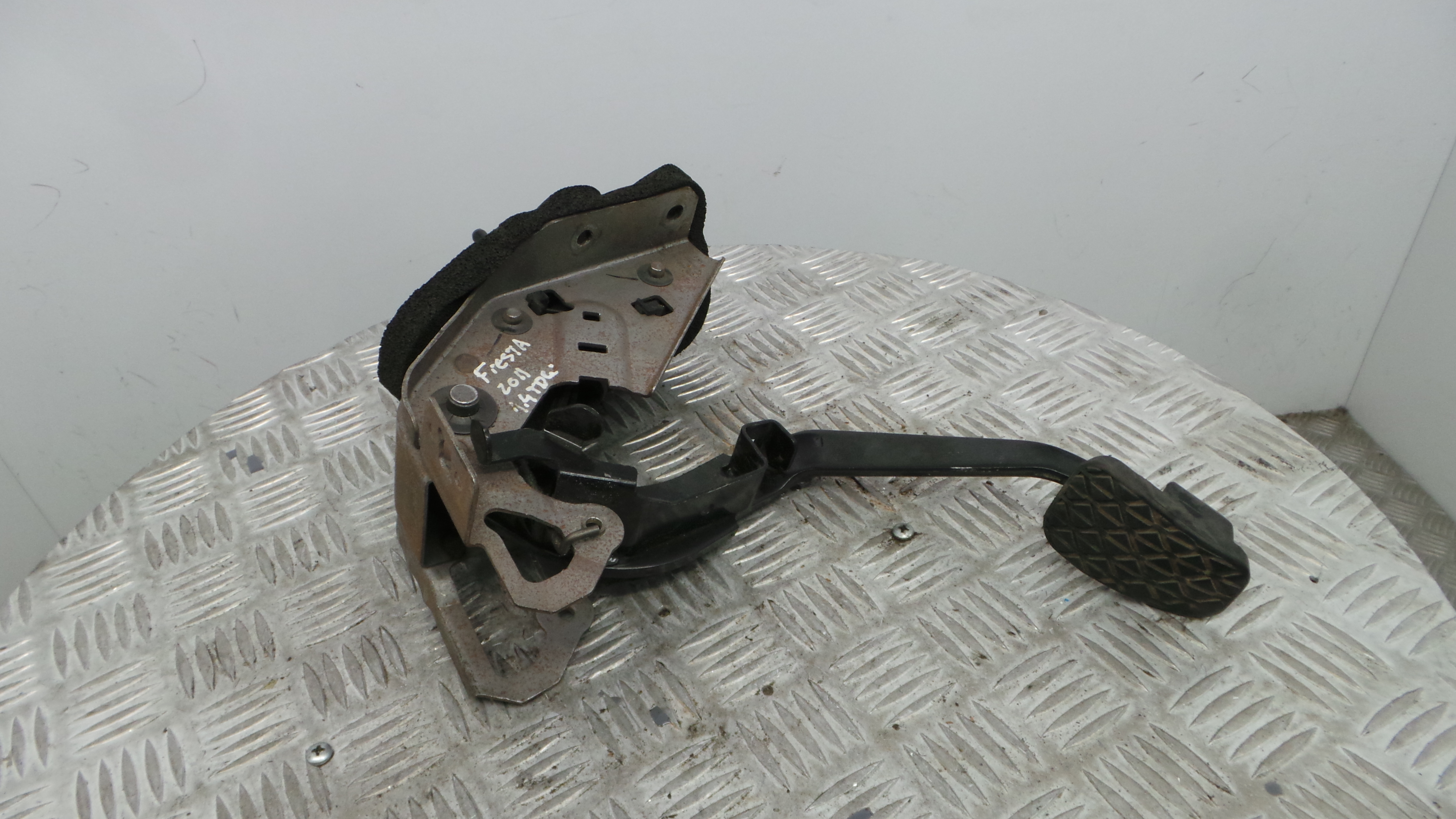 Pedal de Embraiagem AP31-7519-AA - FORD FIESTA VI (CB1, CCN)-33638954