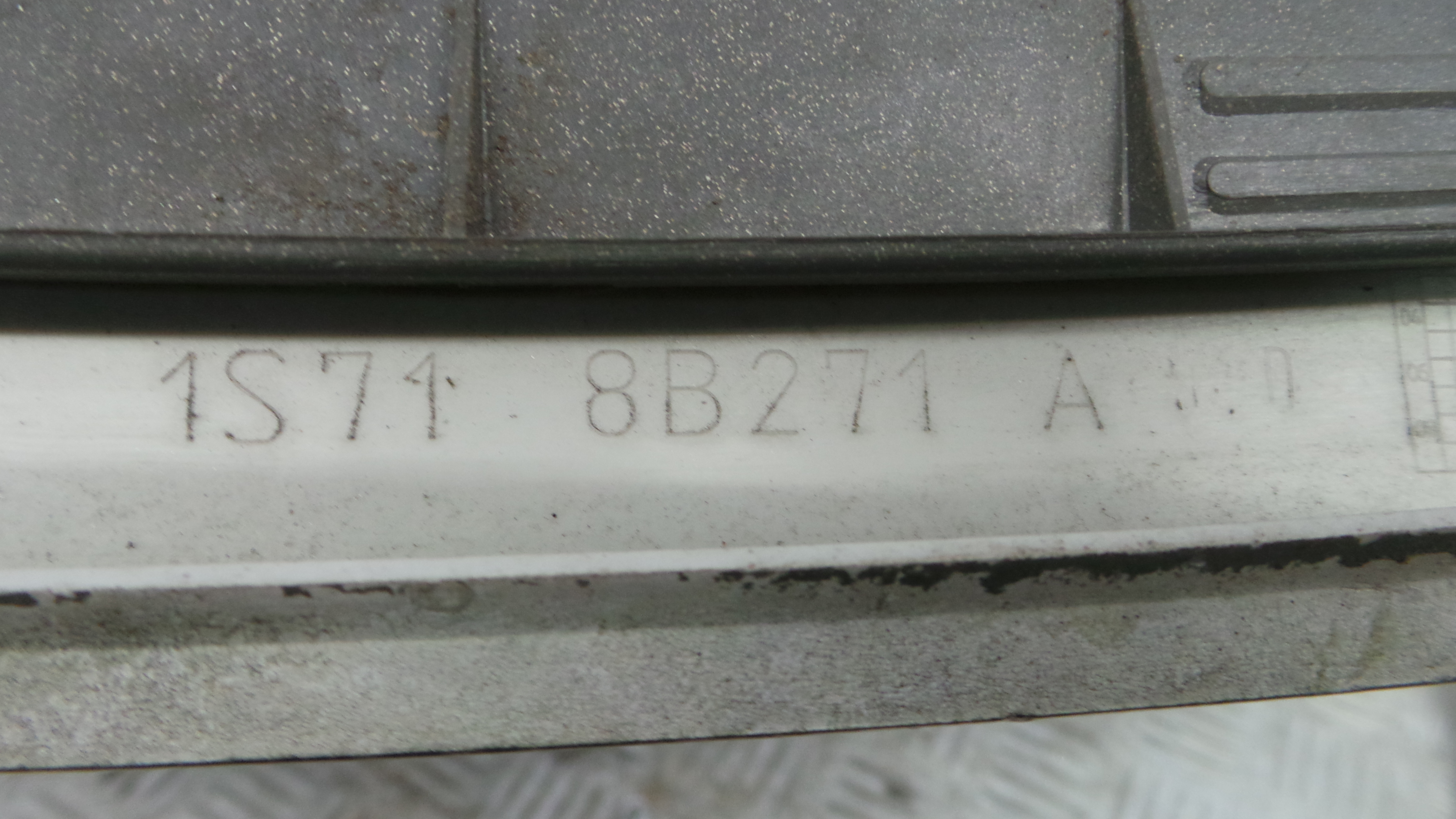 Grelha da Frente 1S7X-8A100-AK - FORD MONDEO III (B5Y)-33639047