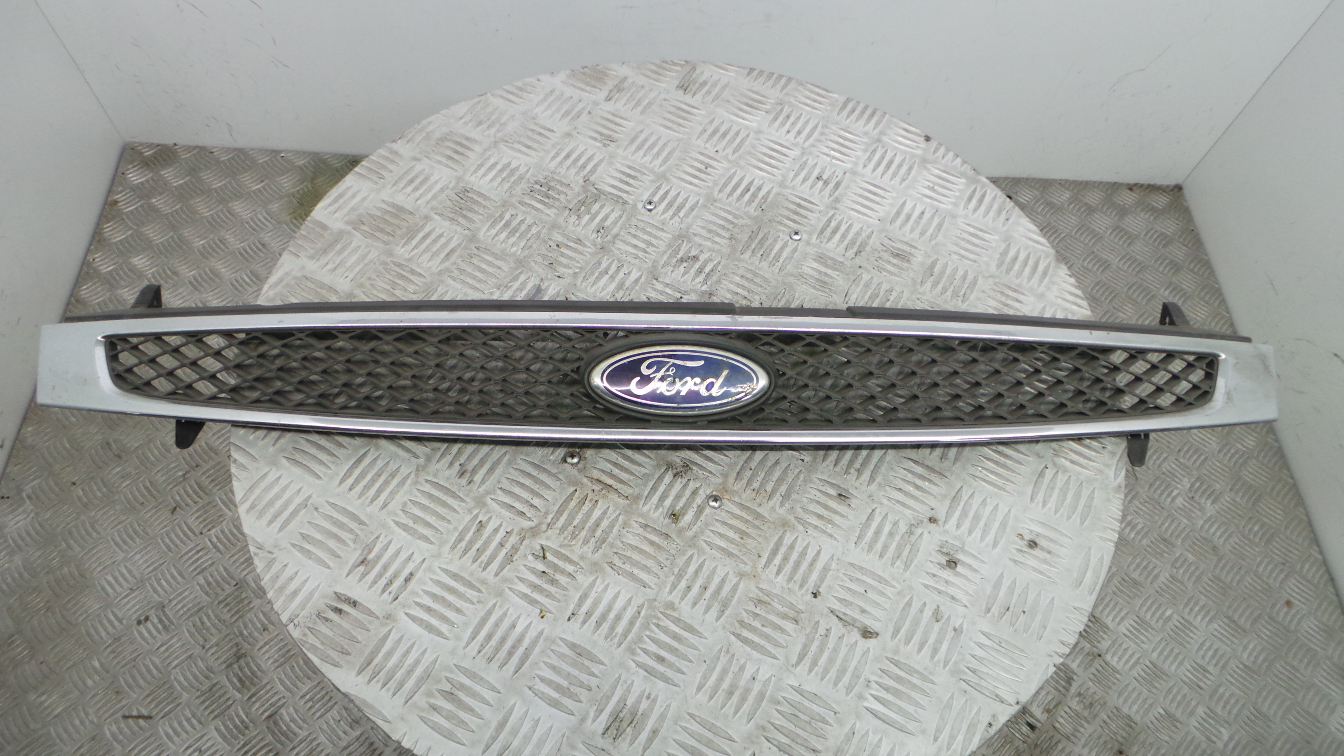 Grelha da Frente 2S61-8200-BGW - FORD FIESTA V (JH_, JD_)-33639051