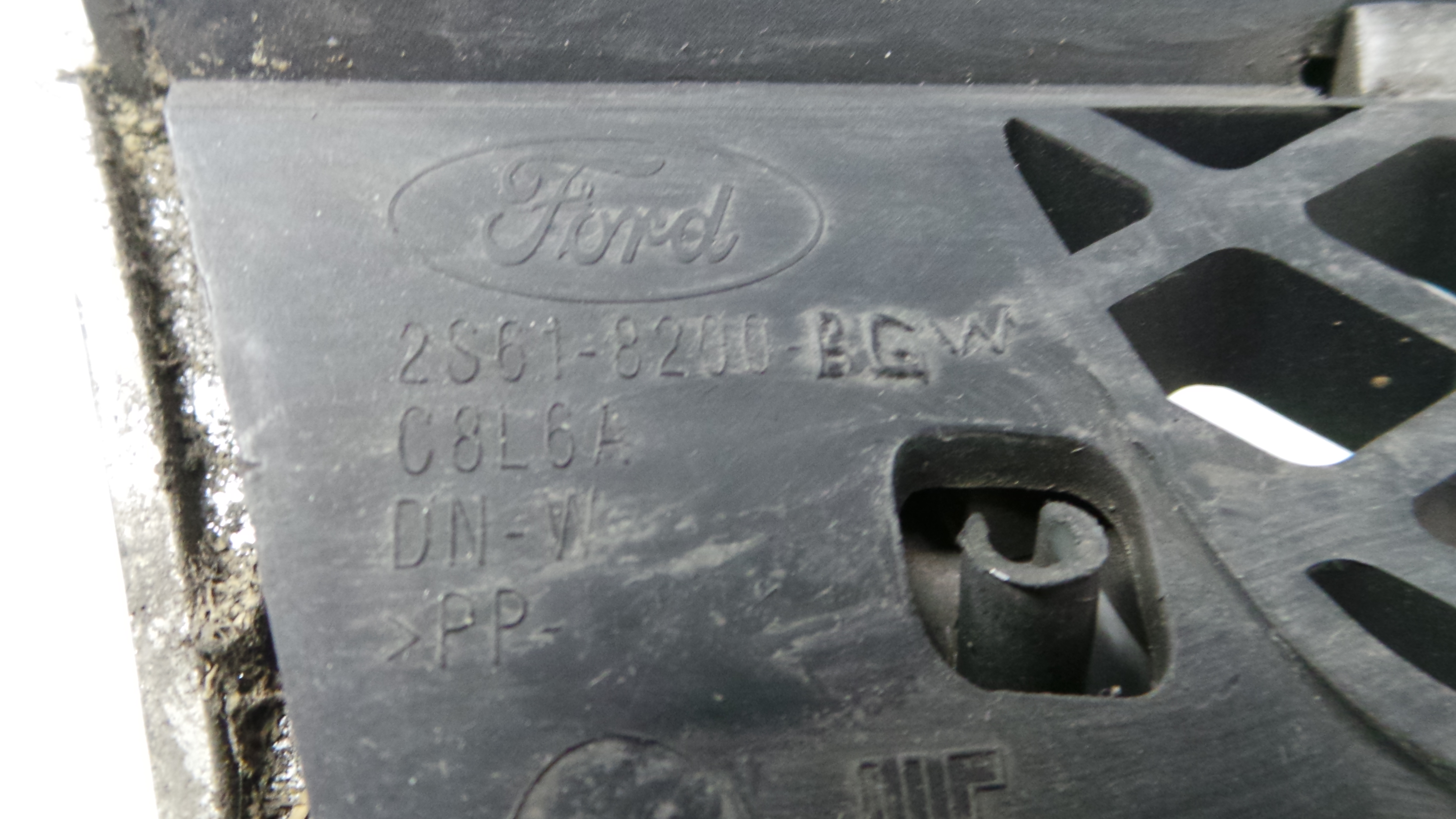 Grelha da Frente 2S61-8200-BGW - FORD FIESTA V (JH_, JD_)-33639051