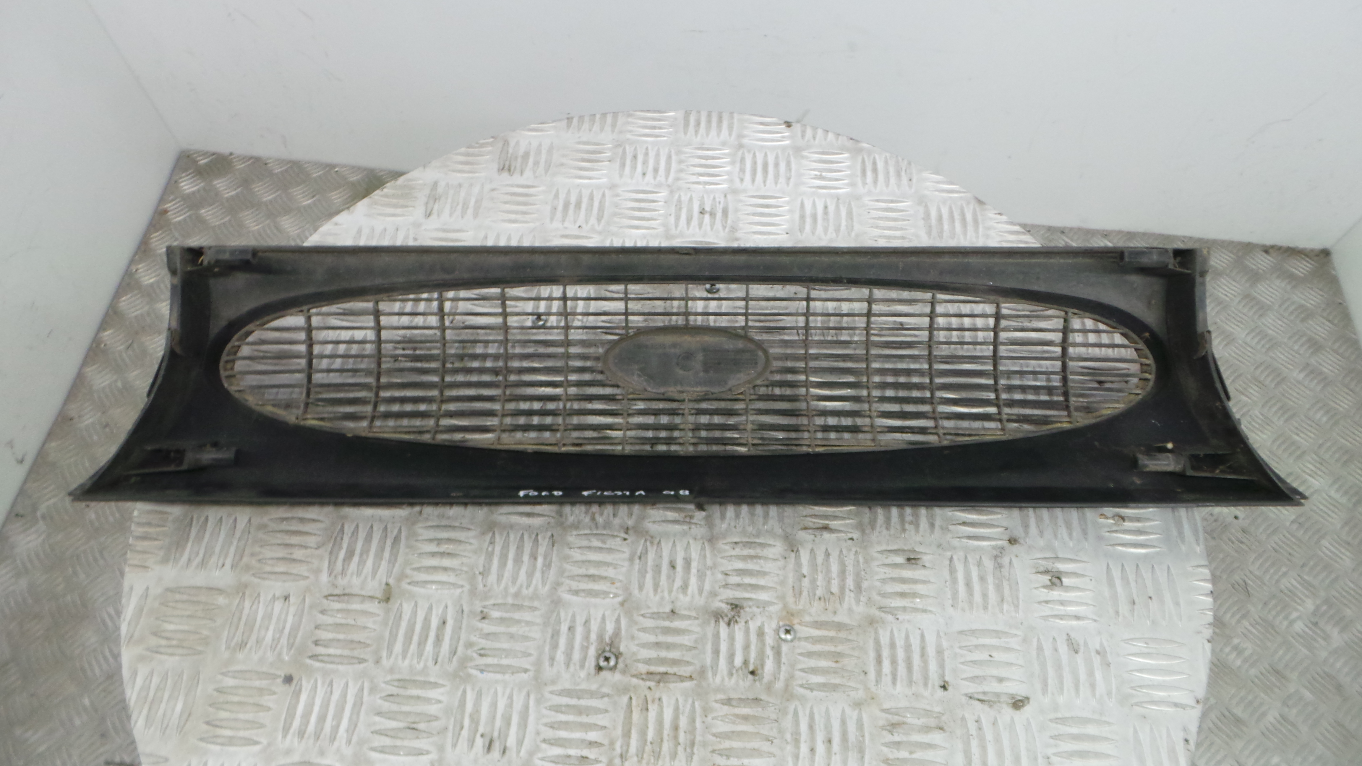 Grelha da Frente 96FB-8200-ACW - FORD FIESTA IV (JA_, JB_), FIESTA Mk IV (JA_, JB_)-33639062