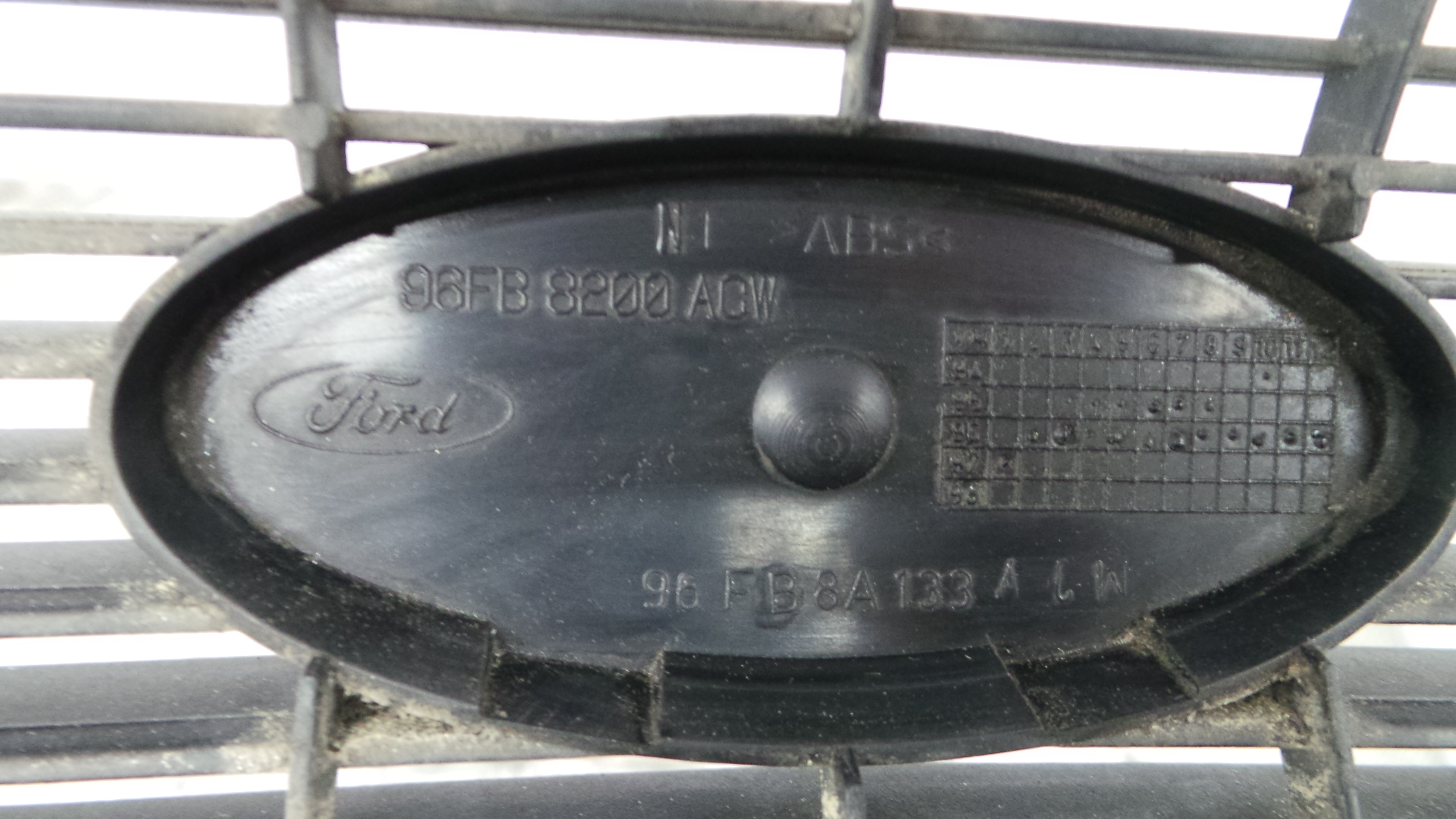 Grelha da Frente 96FB-8200-ACW - FORD FIESTA IV (JA_, JB_), FIESTA Mk IV (JA_, JB_)-33639062