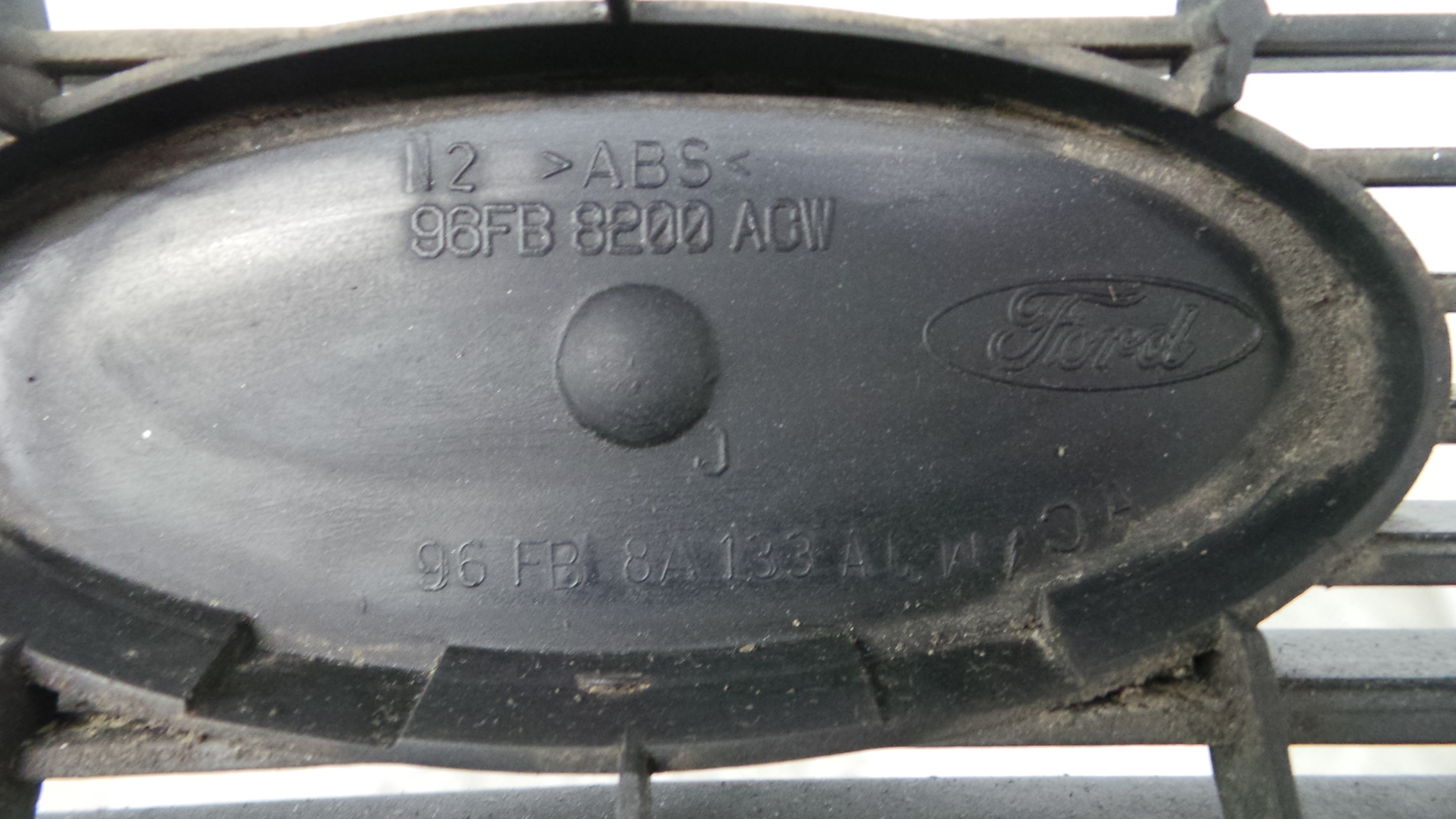 Grelha da Frente 96FB-8200-ACW - FORD FIESTA IV (JA_, JB_), FIESTA Mk IV (JA_, JB_)-33639077