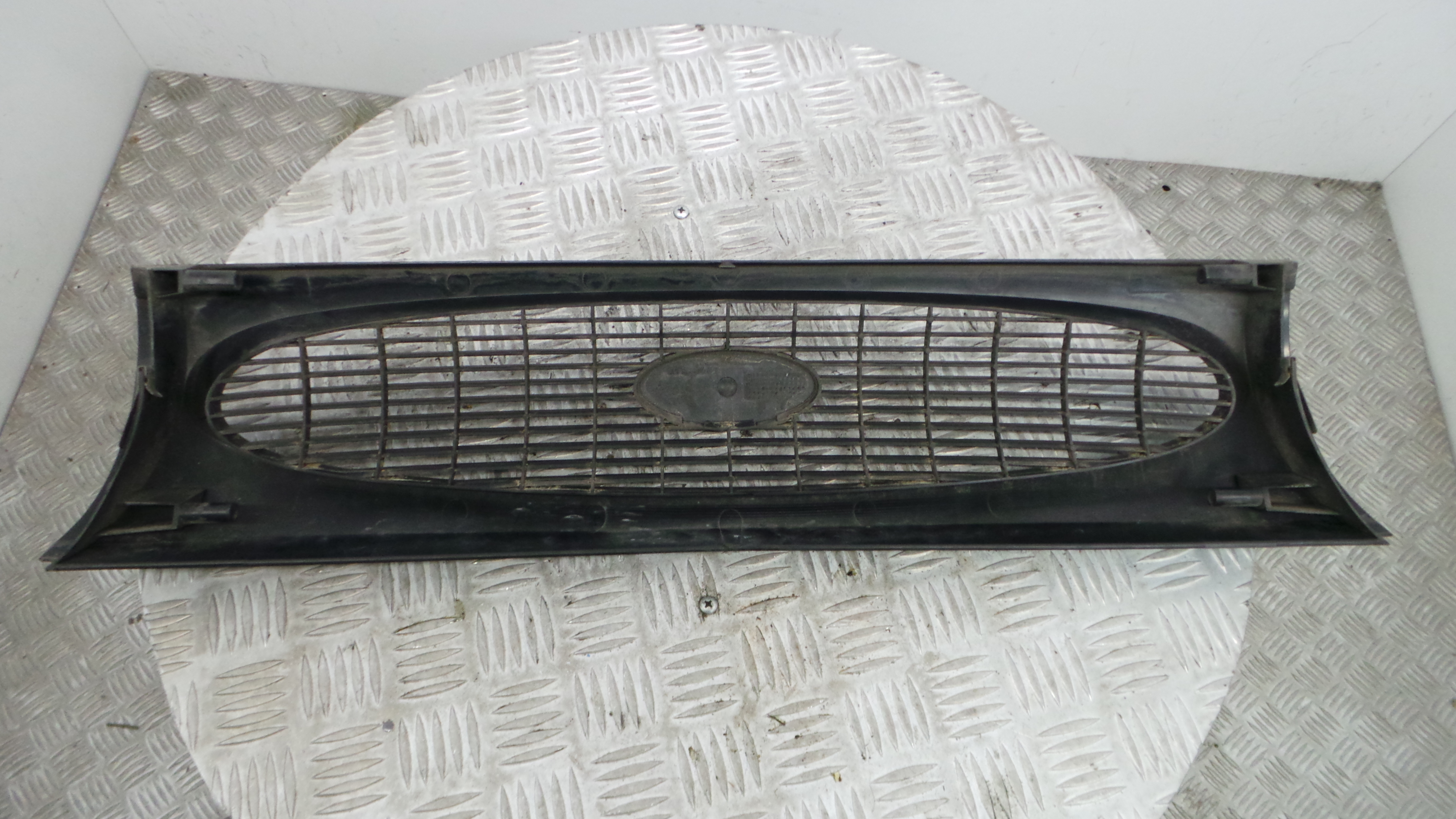 Grelha da Frente 96FB-8200-ACW - FORD FIESTA IV (JA_, JB_), FIESTA Mk IV (JA_, JB_)-33639080